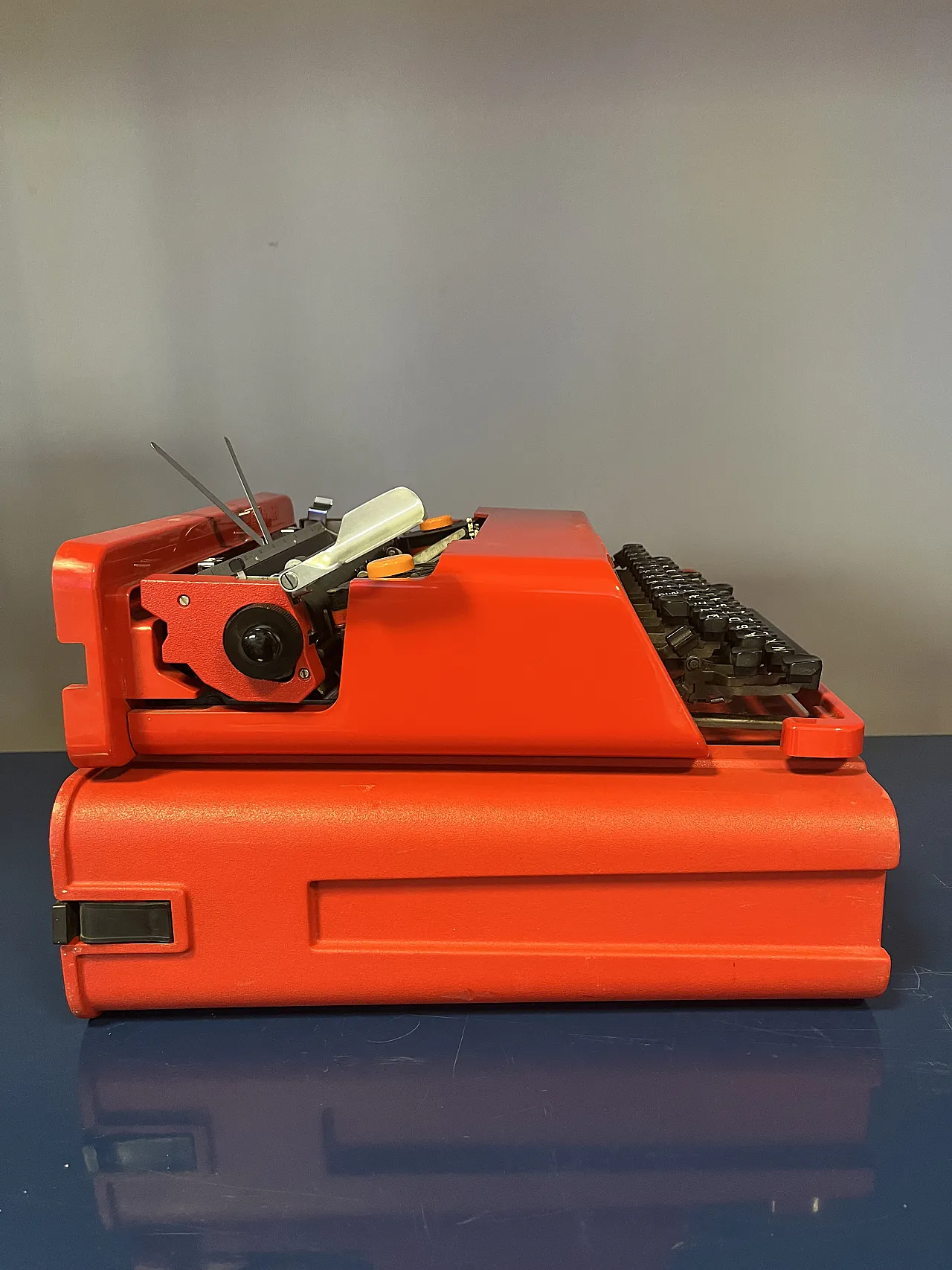Macchina da scrivere Valentine di Ettore Sottsass rossa, anni '70 3
