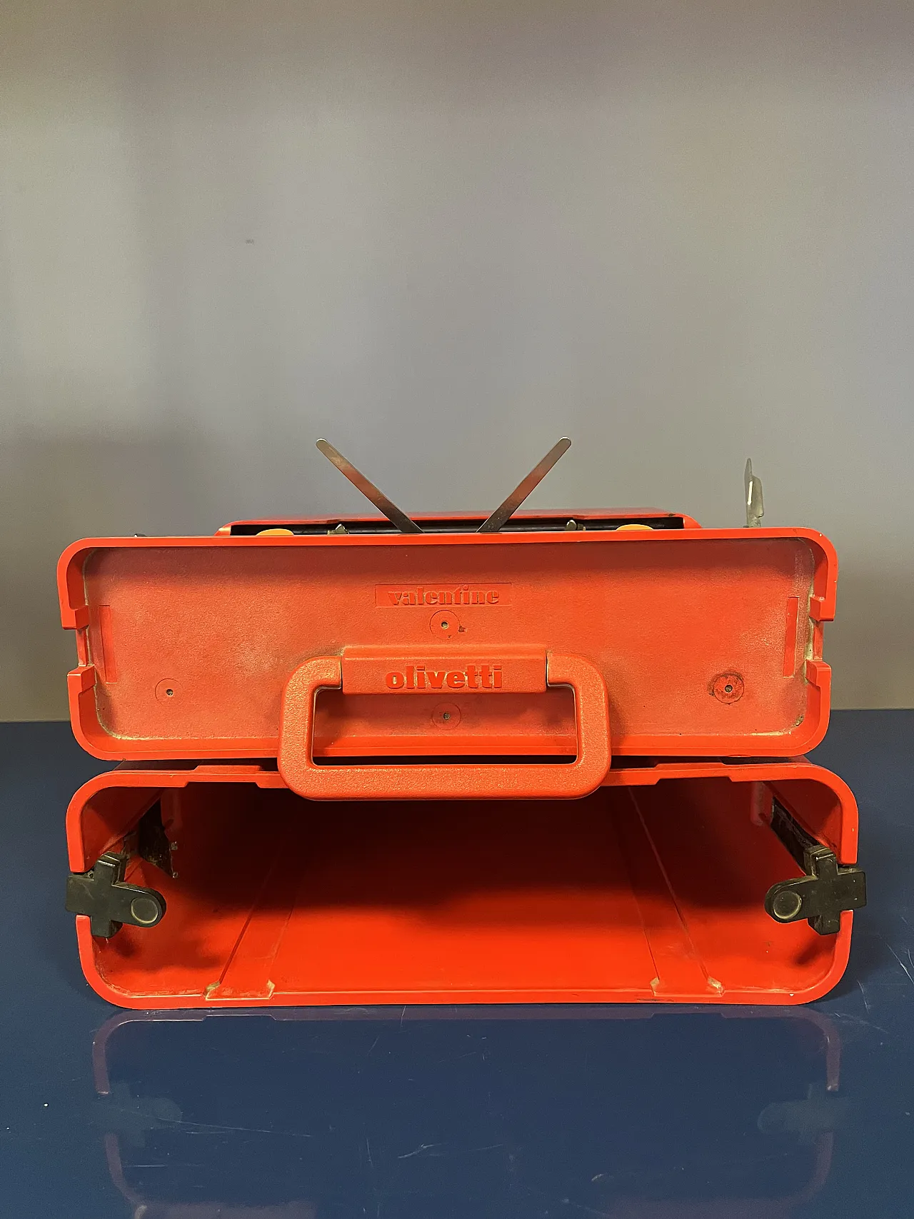 Macchina da scrivere Valentine di Ettore Sottsass rossa, anni '70 4