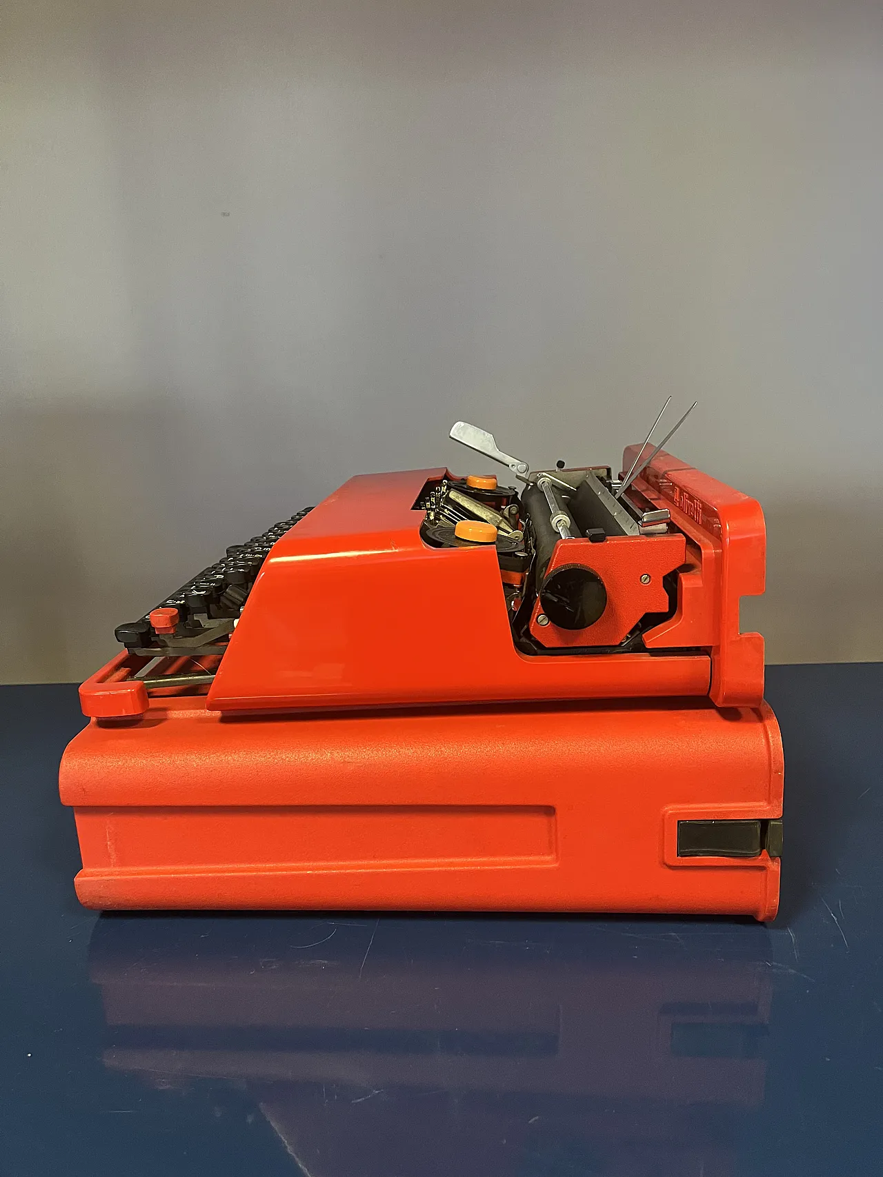 Macchina da scrivere Valentine di Ettore Sottsass rossa, anni '70 5