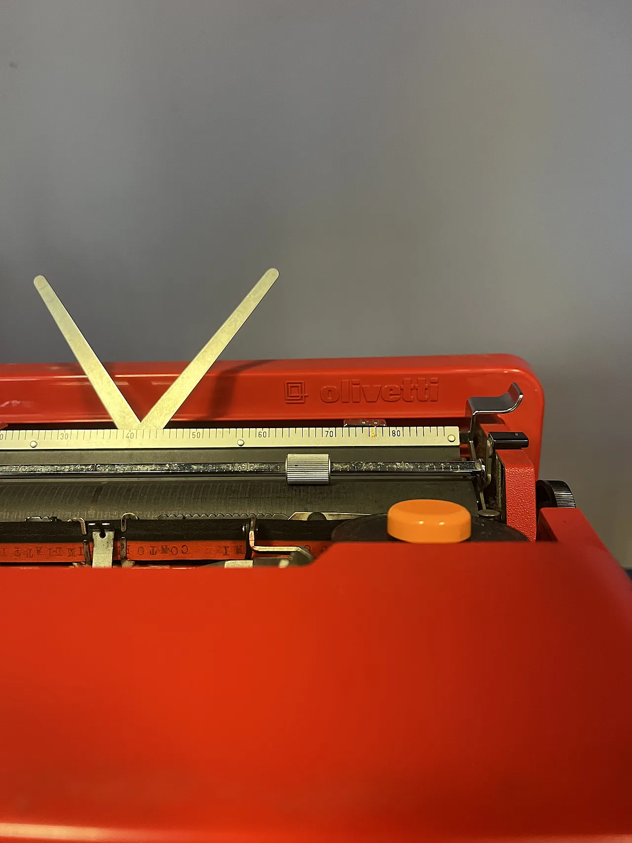 Macchina da scrivere Valentine di Ettore Sottsass rossa, anni '70 6