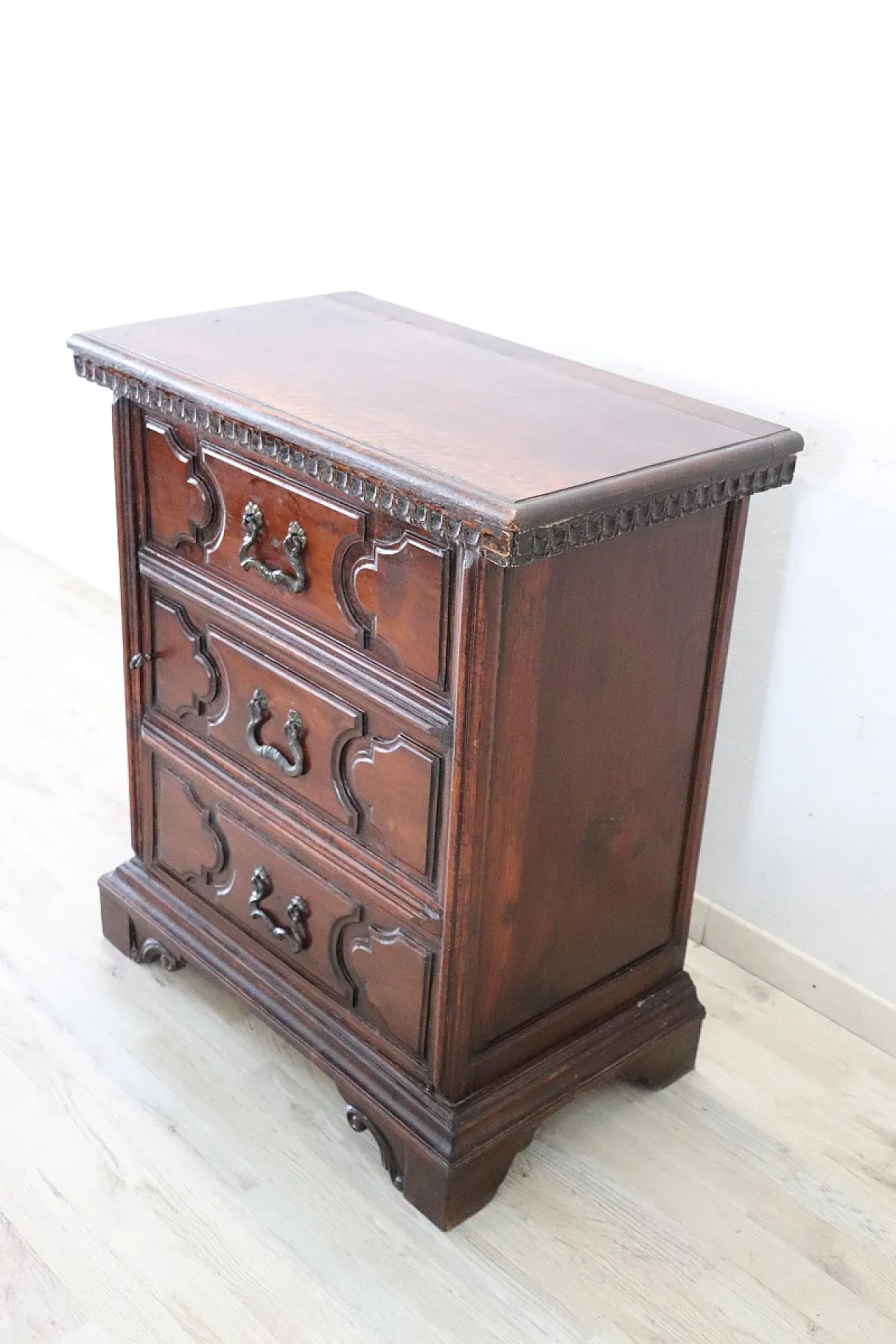 Ancient bedside table in walnut, 700 3