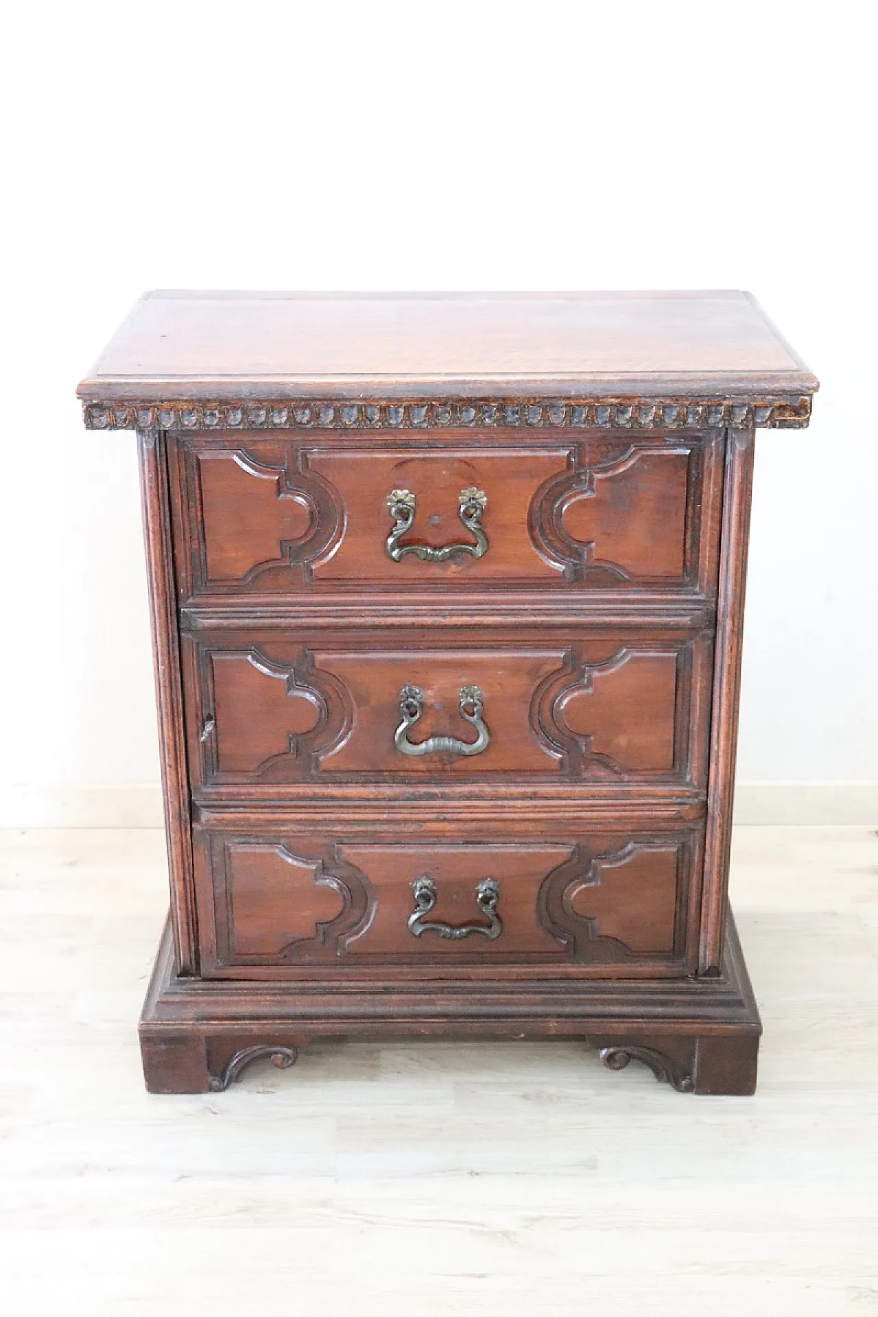 Ancient bedside table in walnut, 700 4