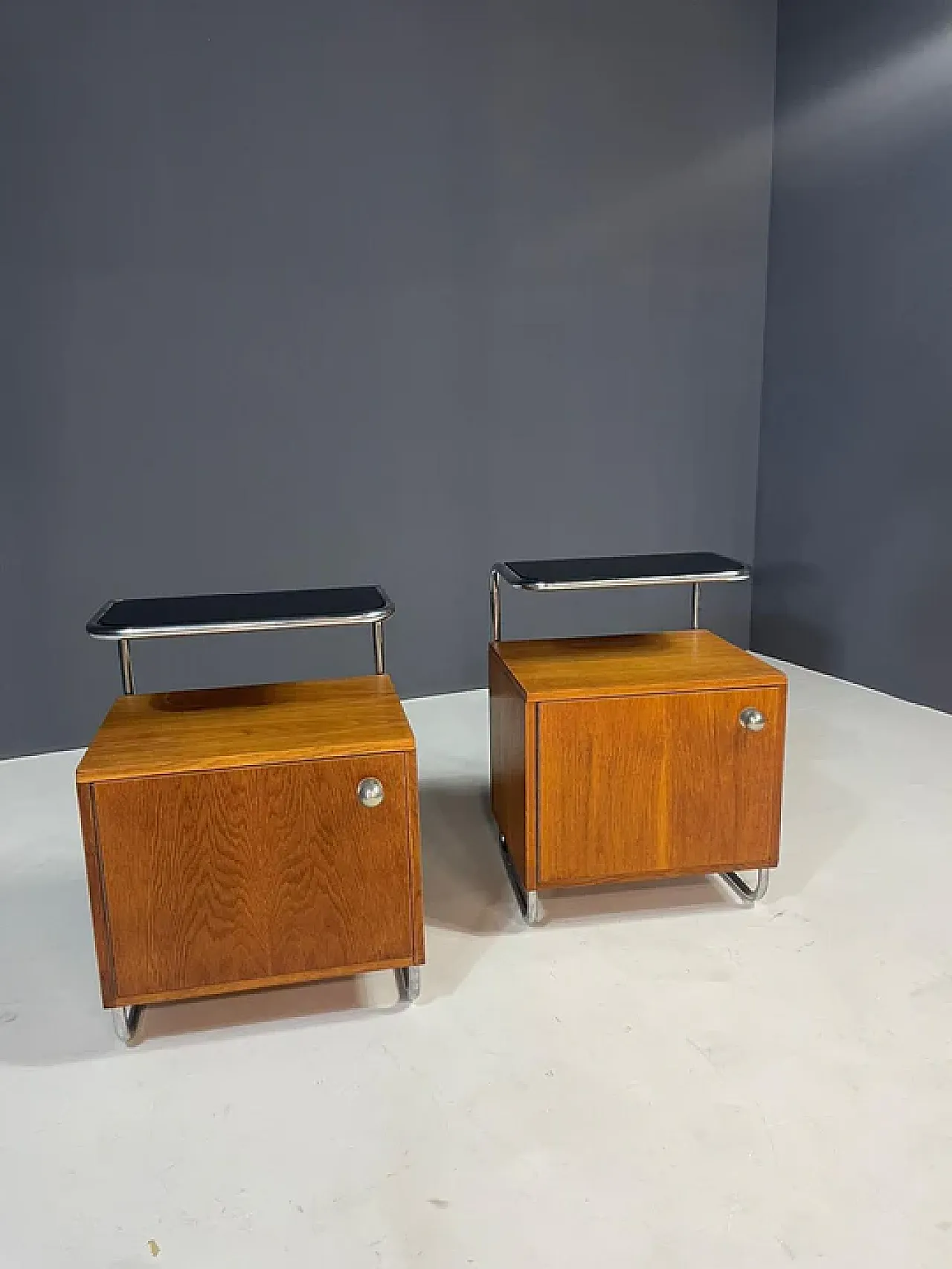 Coppia di comodini stile Bauhaus in cromo e rovere di Kovona, anni '50 5