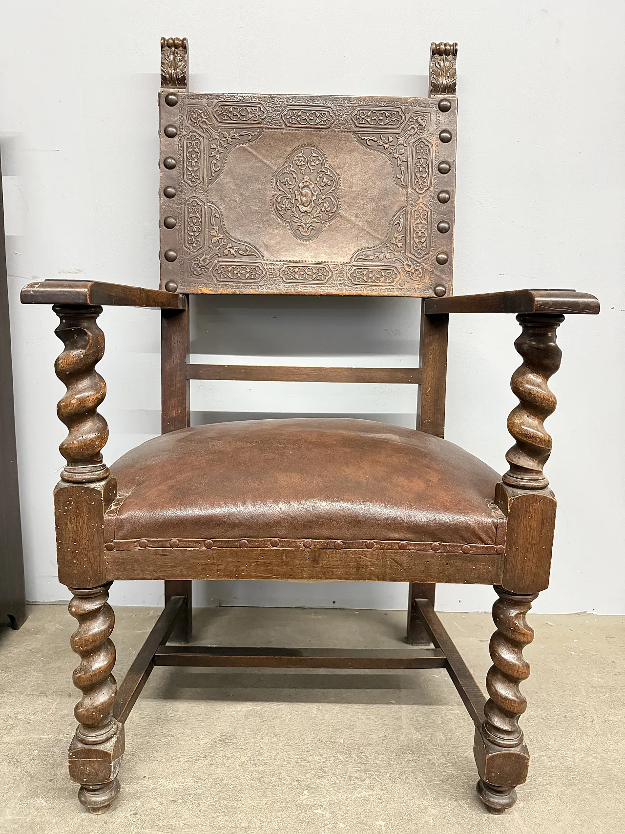Poltrona neo rinascimentale con braccioli e cuoio stampato, '900 1