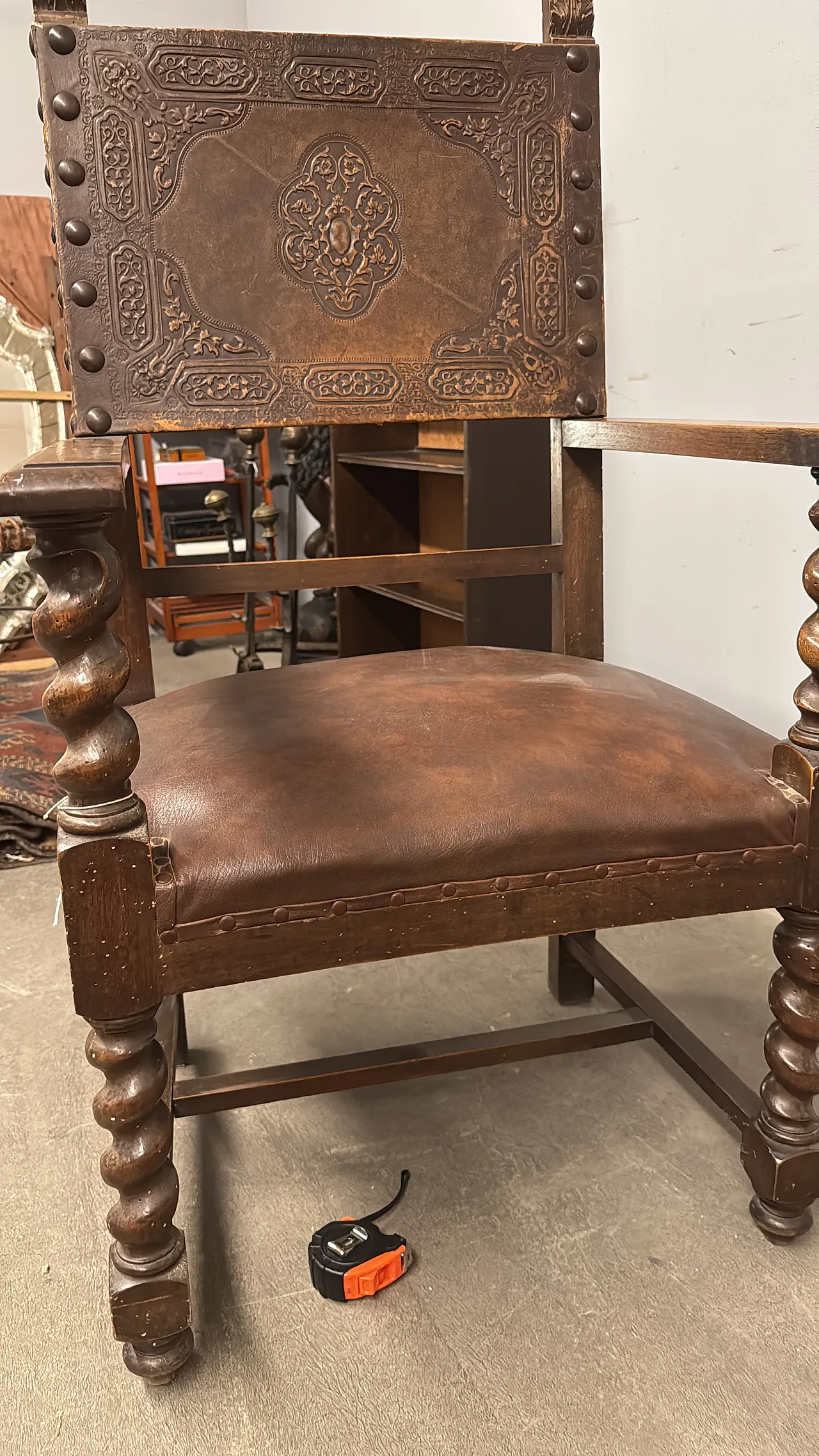 Poltrona neo rinascimentale con braccioli e cuoio stampato, '900 2