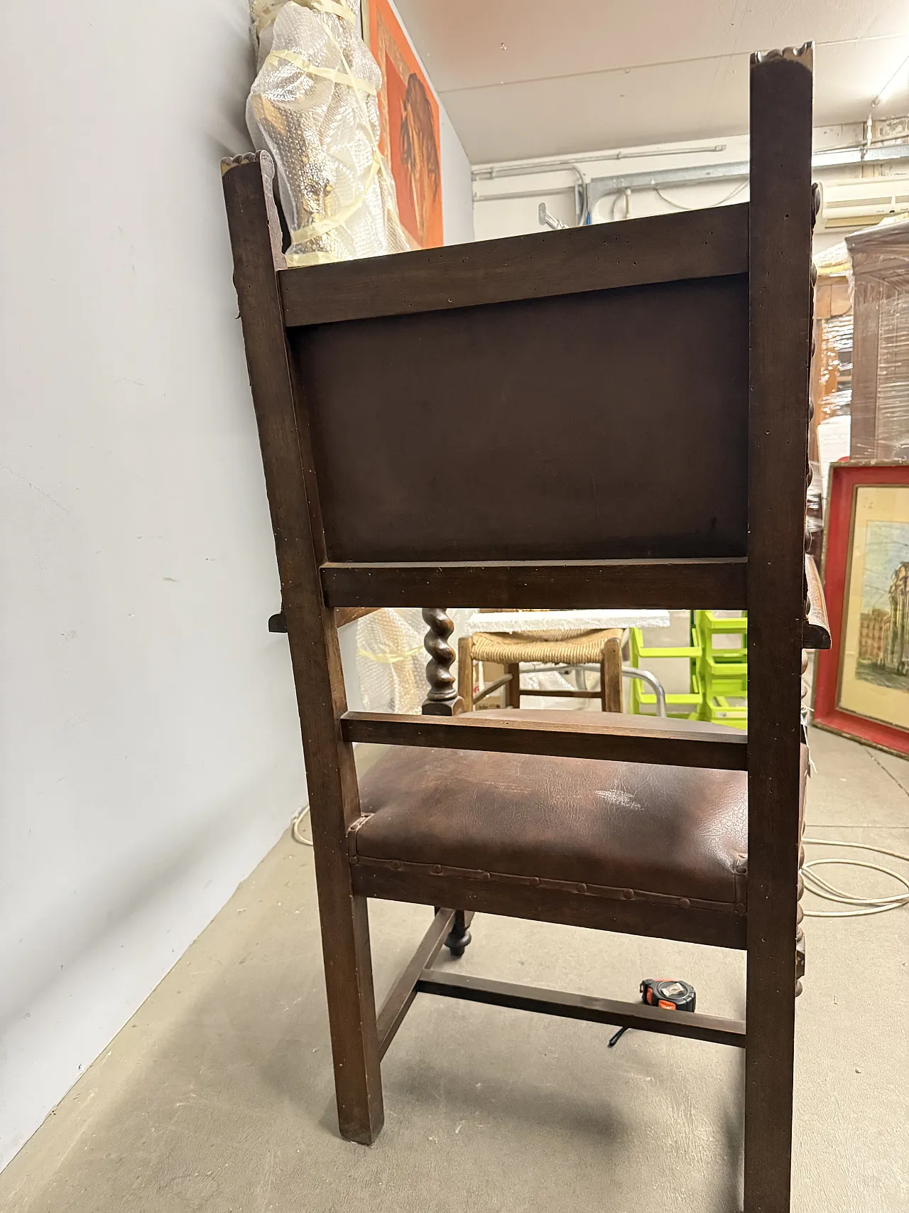 Poltrona neo rinascimentale con braccioli e cuoio stampato, '900 3