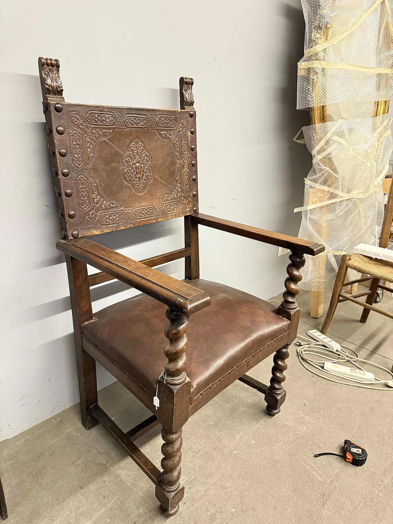 Poltrona neo rinascimentale con braccioli e cuoio stampato, '900 4