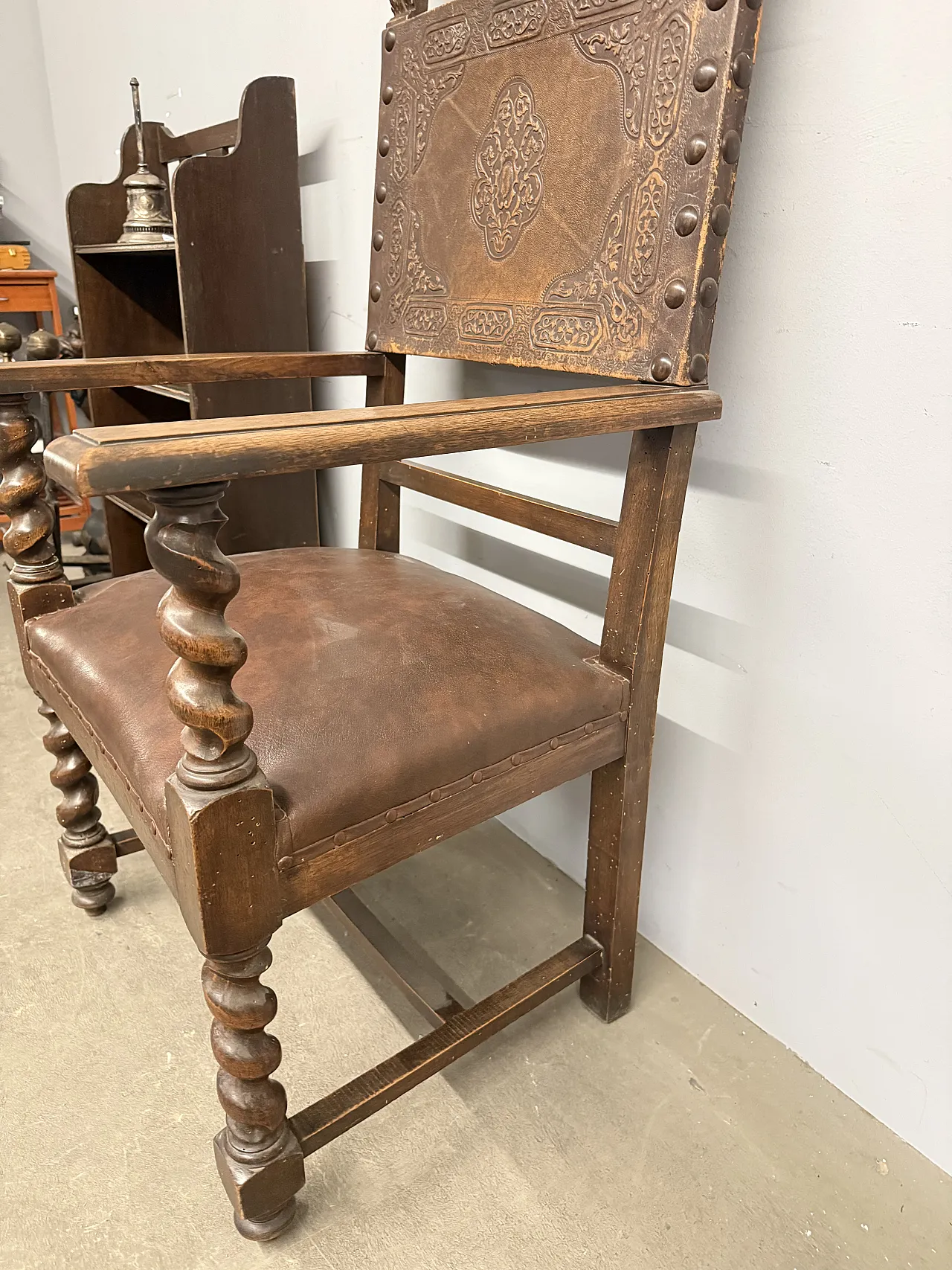 Poltrona neo rinascimentale con braccioli e cuoio stampato, '900 5