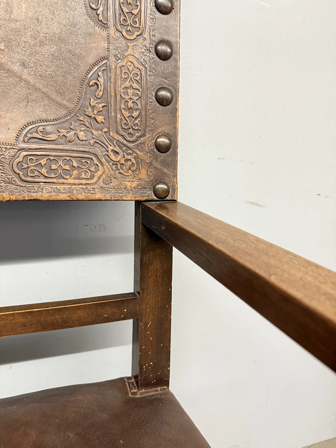 Poltrona neo rinascimentale con braccioli e cuoio stampato, '900 6