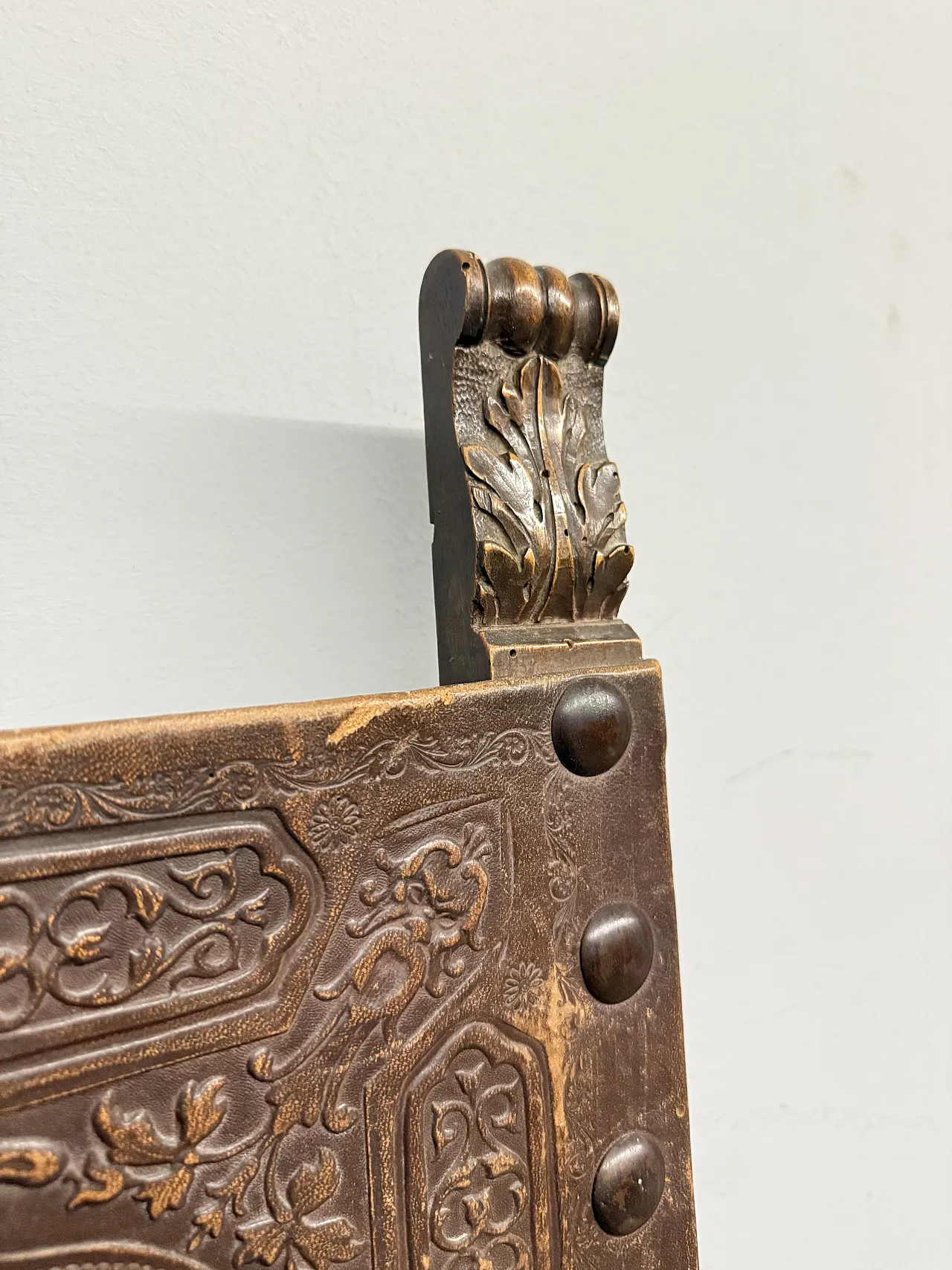 Poltrona neo rinascimentale con braccioli e cuoio stampato, '900 7