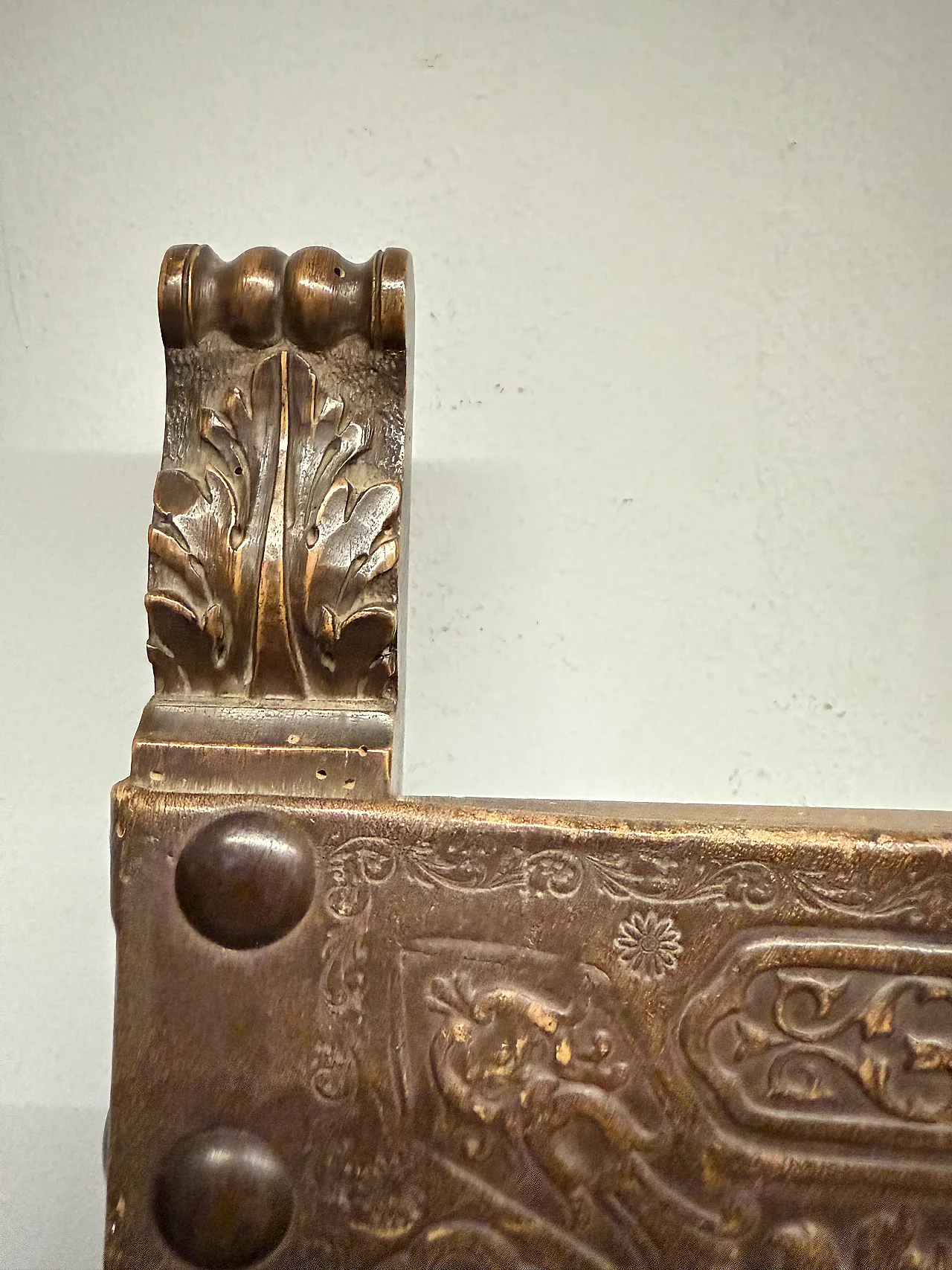 Poltrona neo rinascimentale con braccioli e cuoio stampato, '900 8