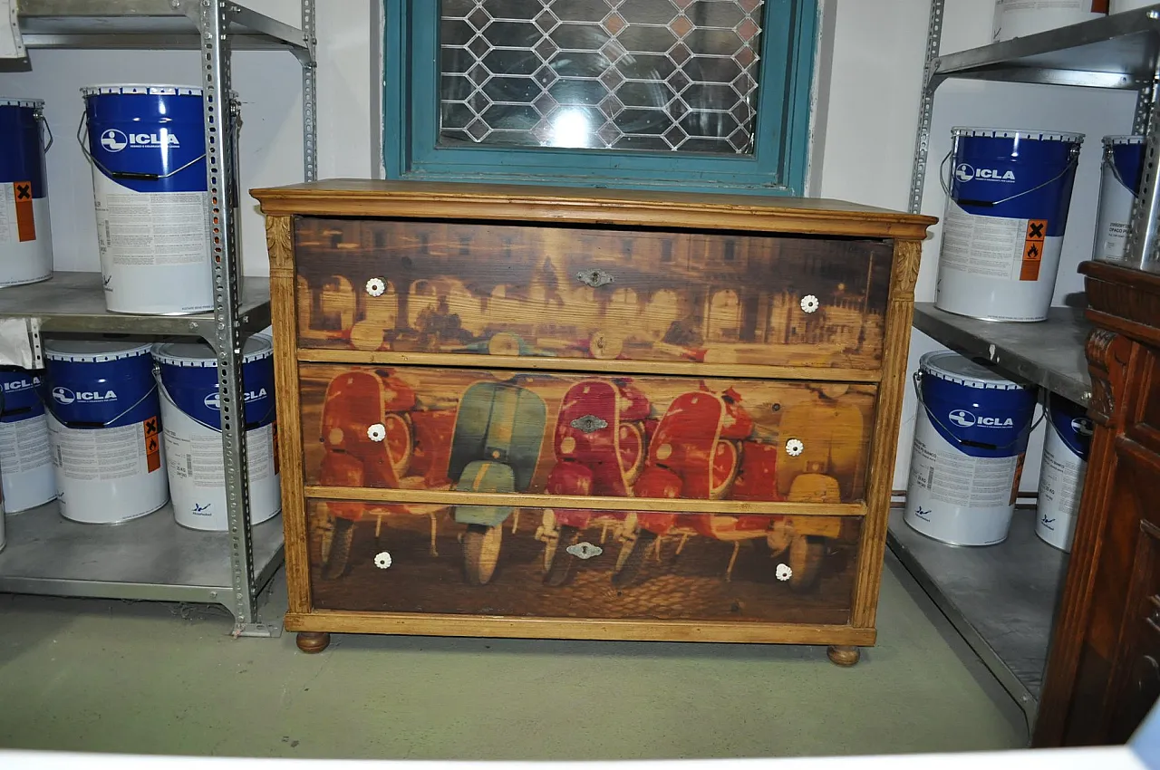 Cassettiera in pino con foto di Vespa, primo '900 1