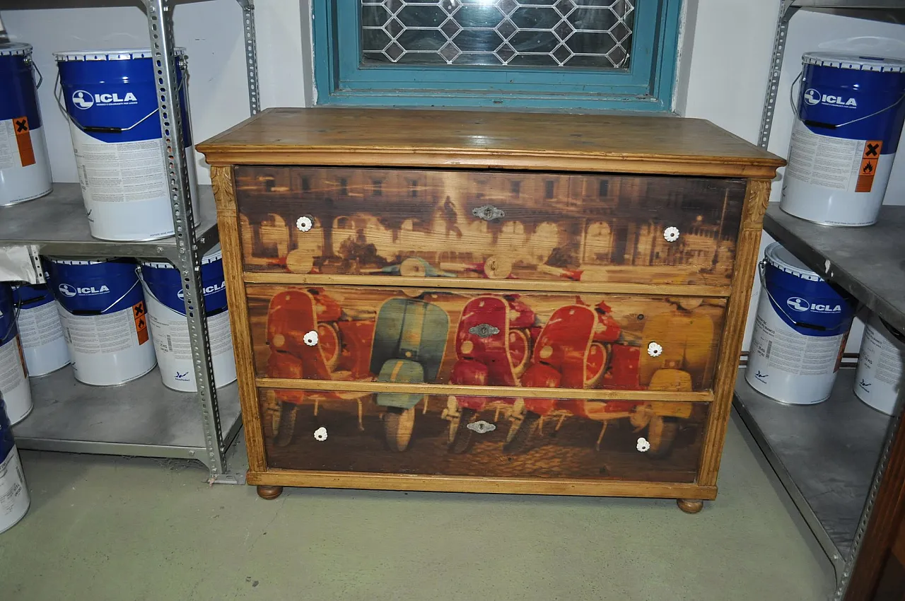 Cassettiera in pino con foto di Vespa, primo '900 2