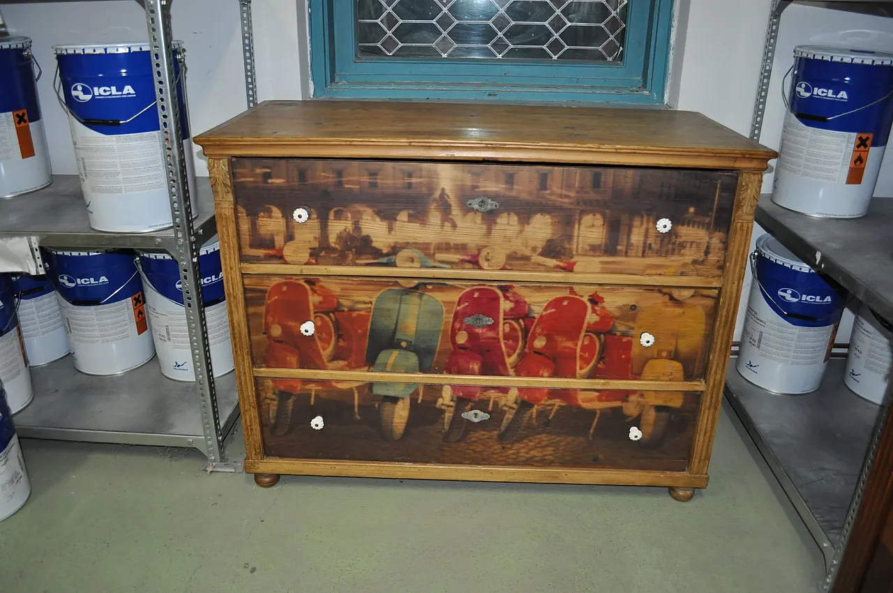 Cassettiera in pino con foto di Vespa, primo '900 3