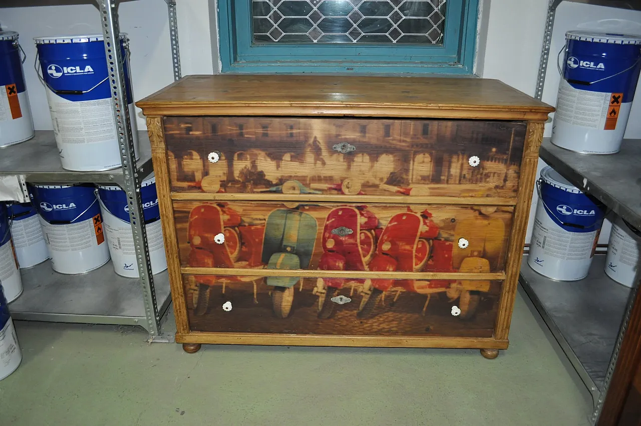 Cassettiera in pino con foto di Vespa, primo '900 4