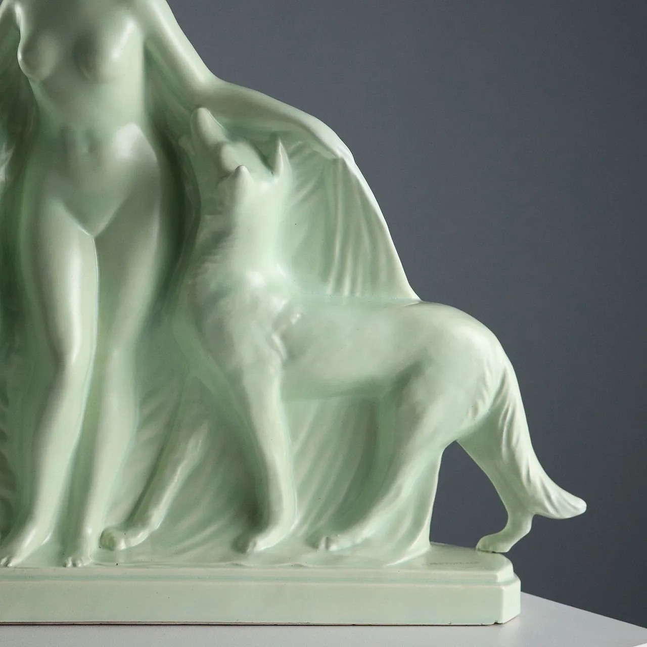 Donna con Due Cani, scultura di Louis Fontinelle, '900 4