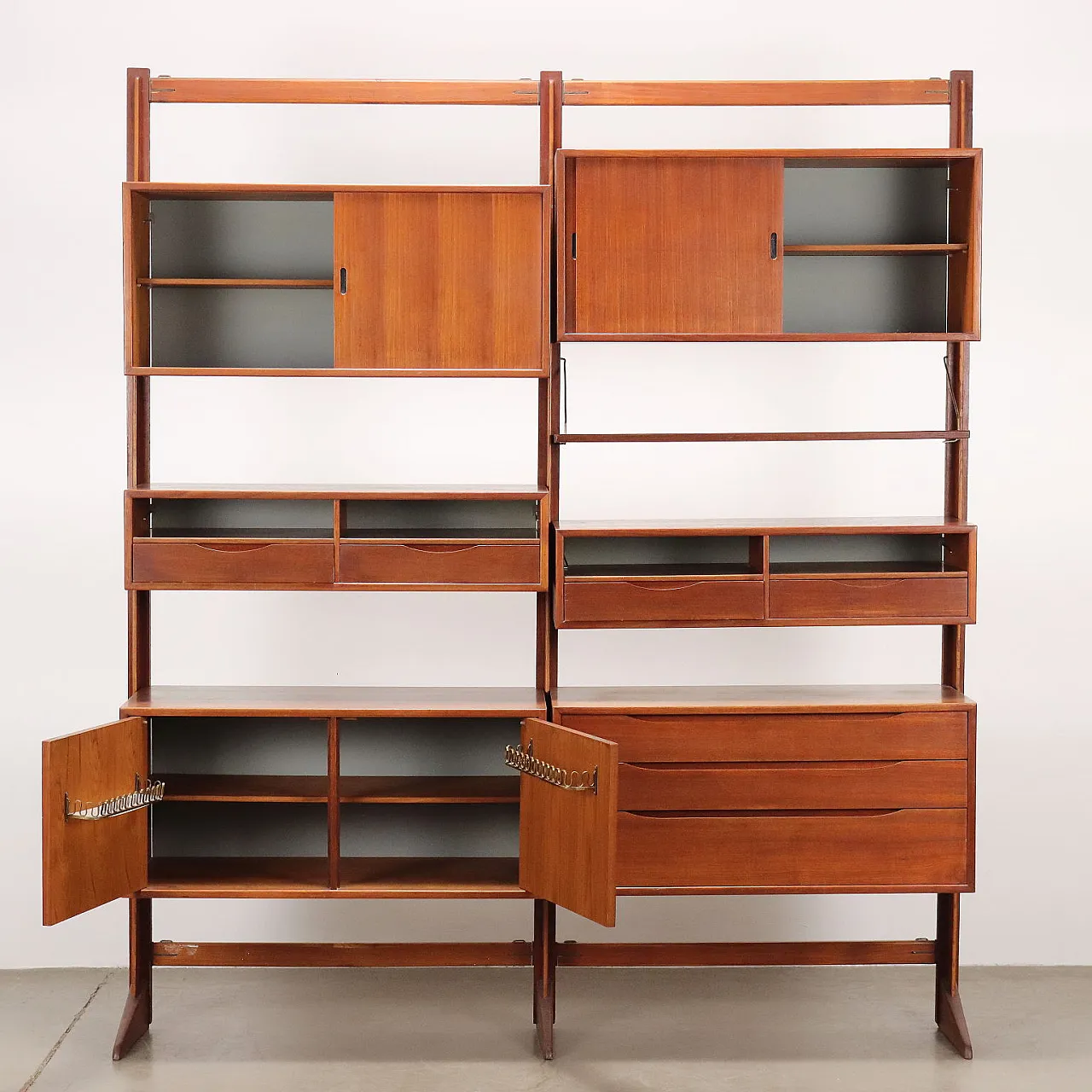 Mobile impiallacciato in teak e ottone, anni '60 3