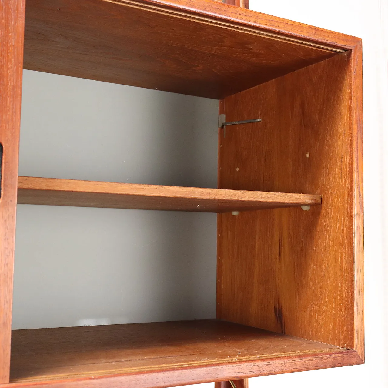 Mobile impiallacciato in teak e ottone, anni '60 6