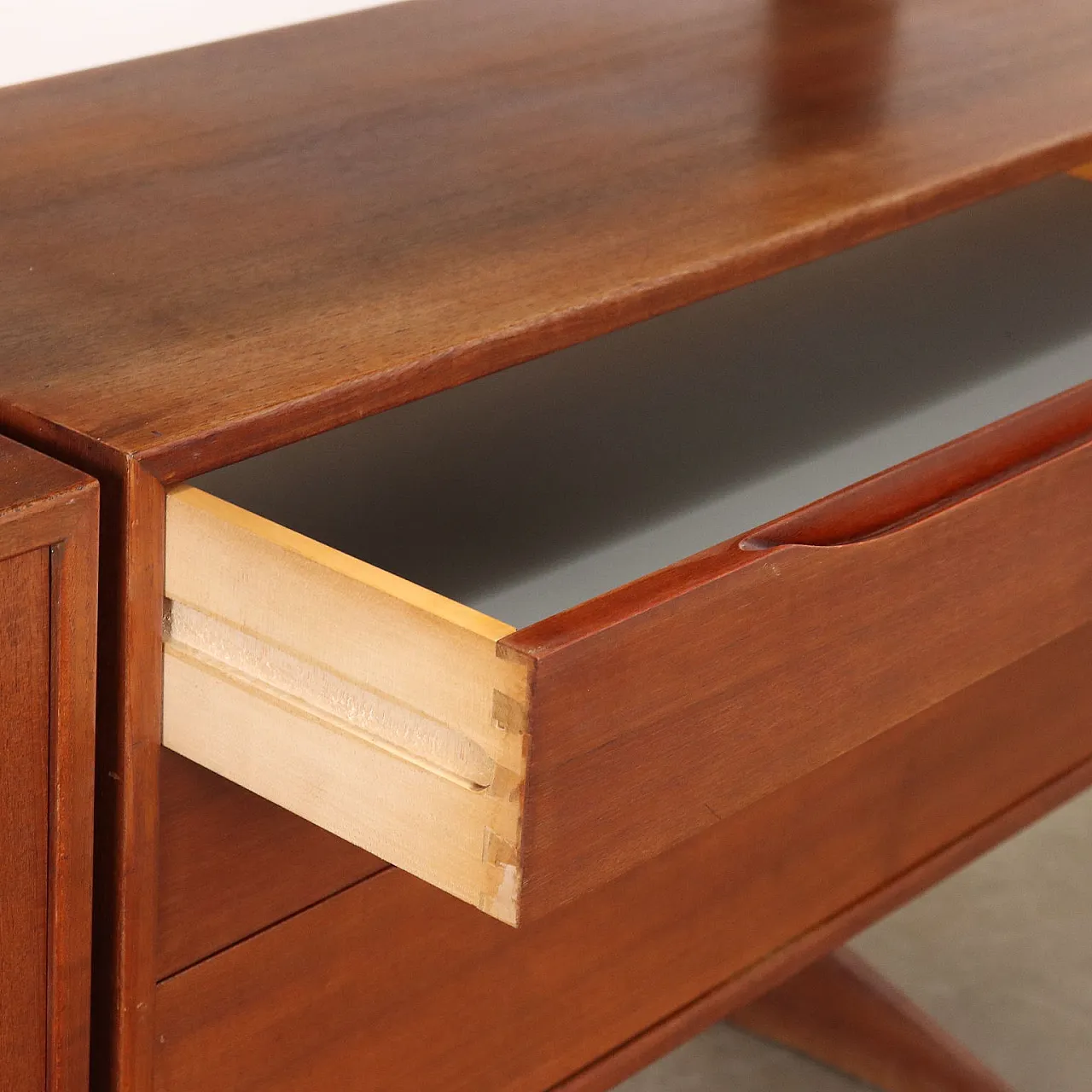 Mobile impiallacciato in teak e ottone, anni '60 8