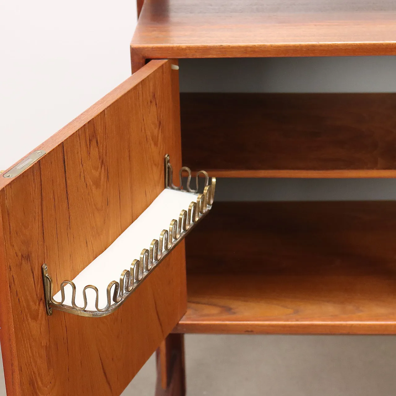 Mobile impiallacciato in teak e ottone, anni '60 9