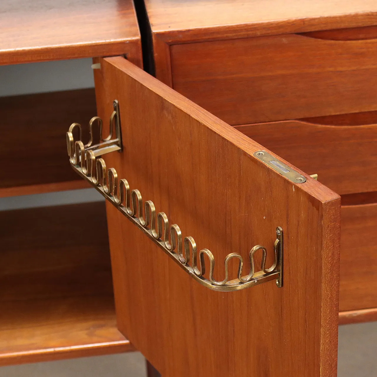 Mobile impiallacciato in teak e ottone, anni '60 10