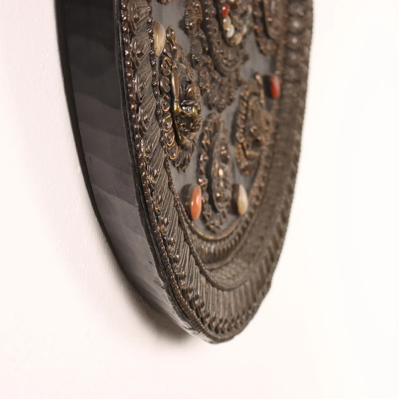 Placca parietale lamaista in legno con decori in lamina 8