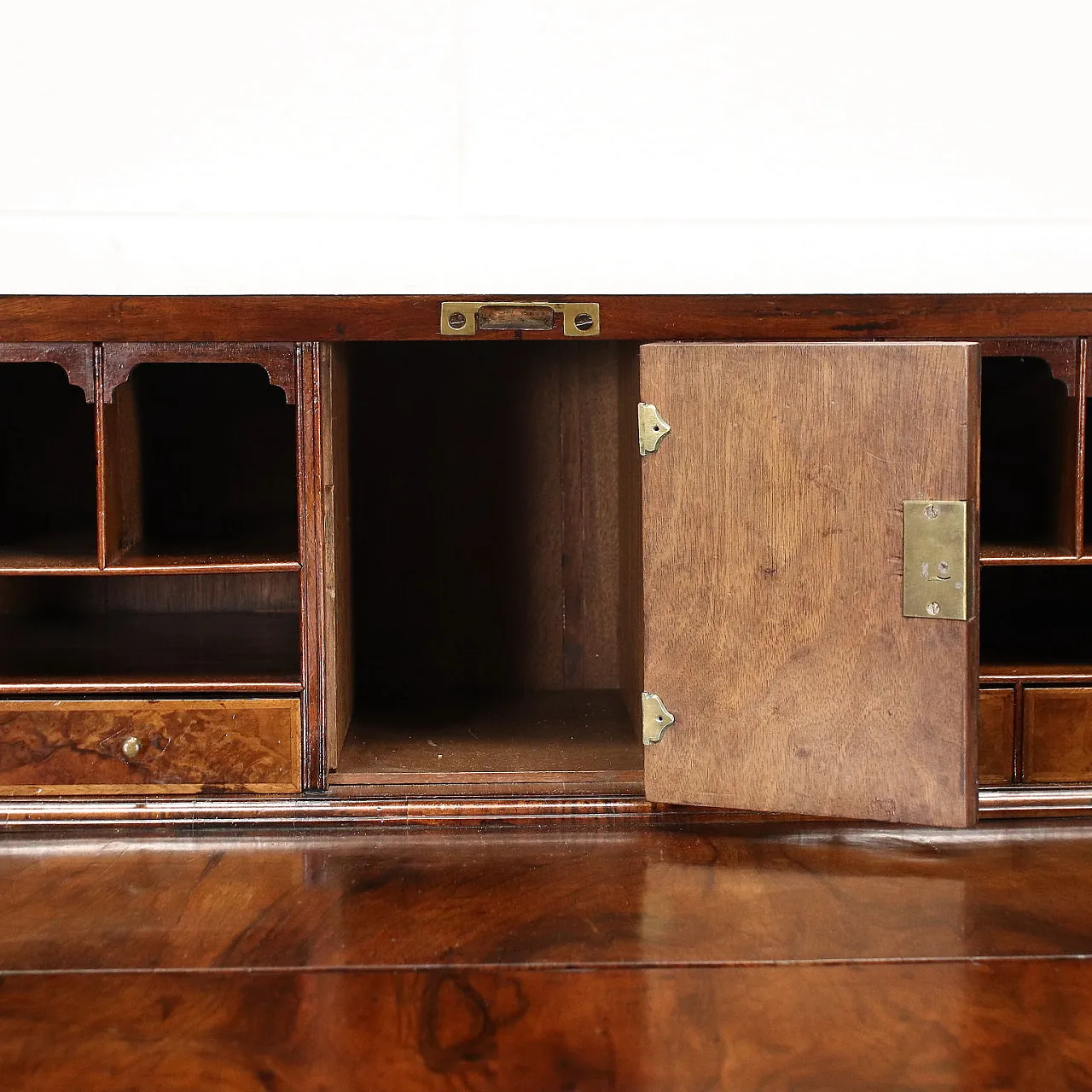 Ribalta Queen Anne in noce e radica di noce, '700 5