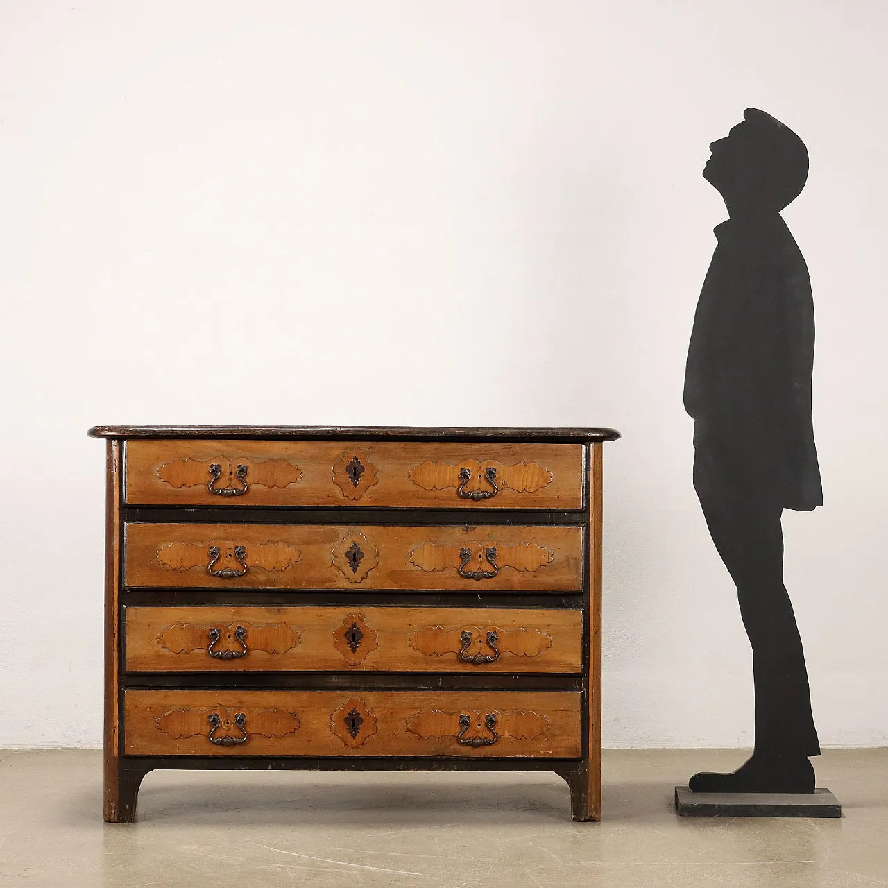 Comò in noce con quattro cassetti ornati da formelle in ciliegio, '700 2