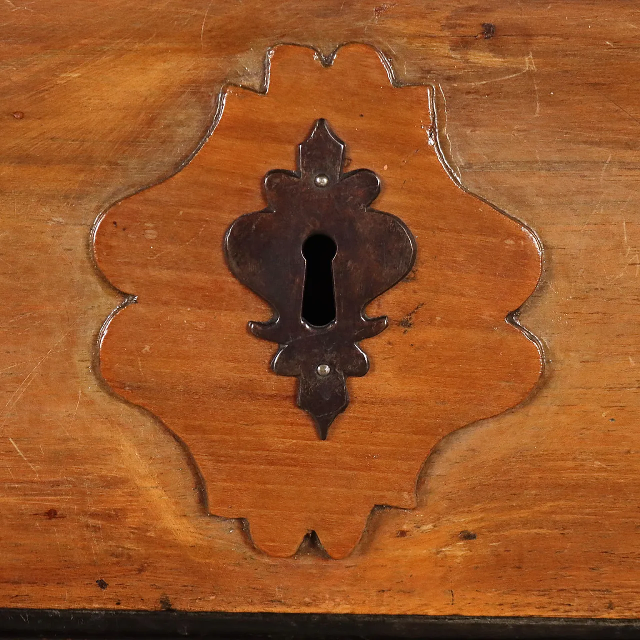 Comò in noce con quattro cassetti ornati da formelle in ciliegio, '700 5