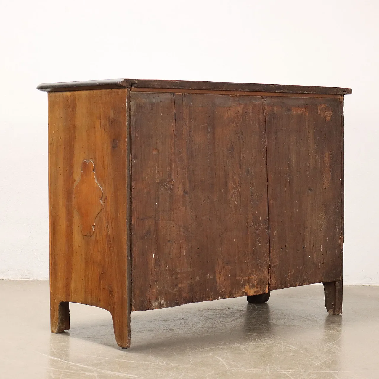 Comò in noce con quattro cassetti ornati da formelle in ciliegio, '700 10