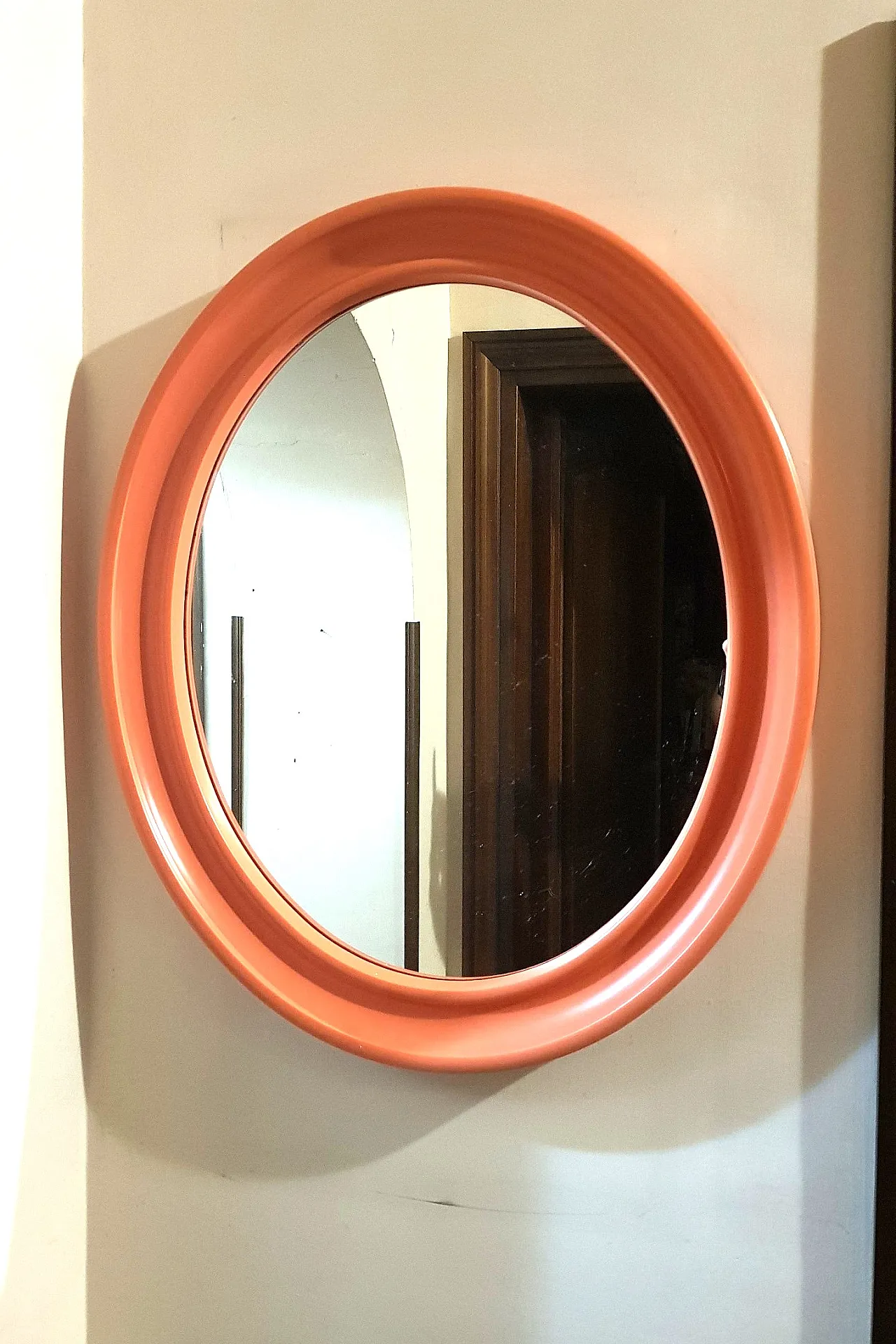 Specchio ovale America di Carrara & Matta in bachelite arancione 1