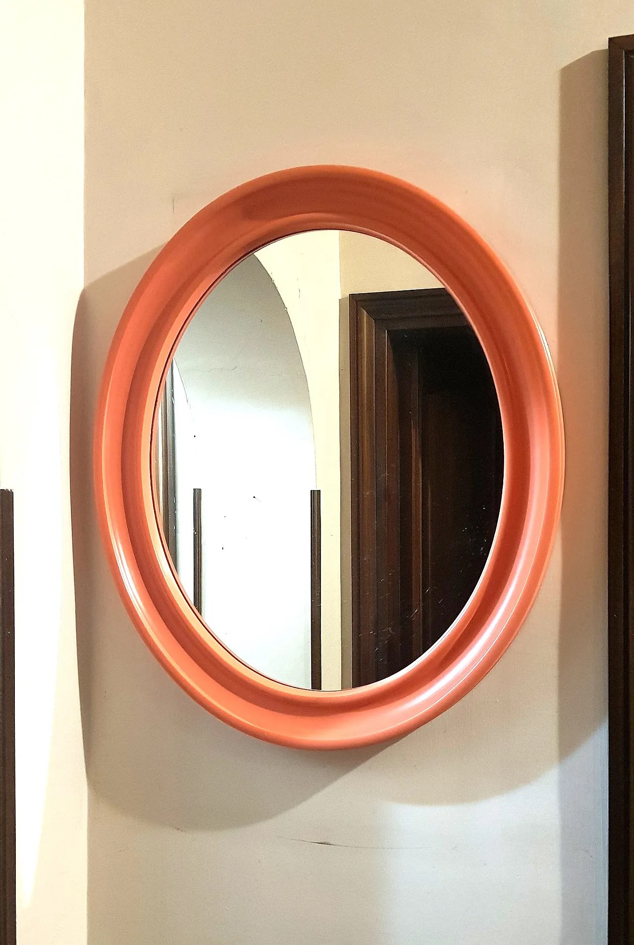 Specchio ovale America di Carrara & Matta in bachelite arancione 2