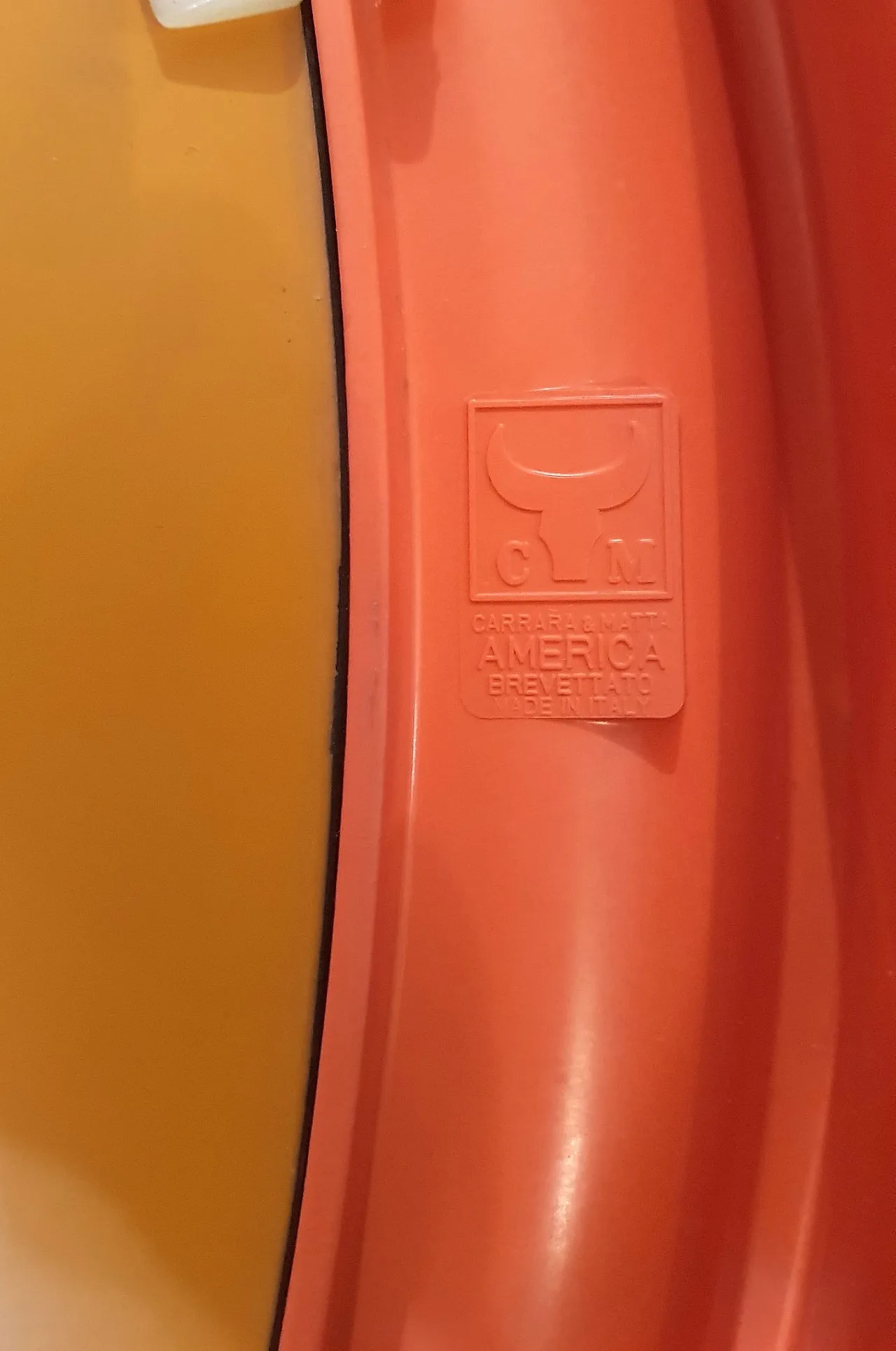 Specchio ovale America di Carrara & Matta in bachelite arancione 6