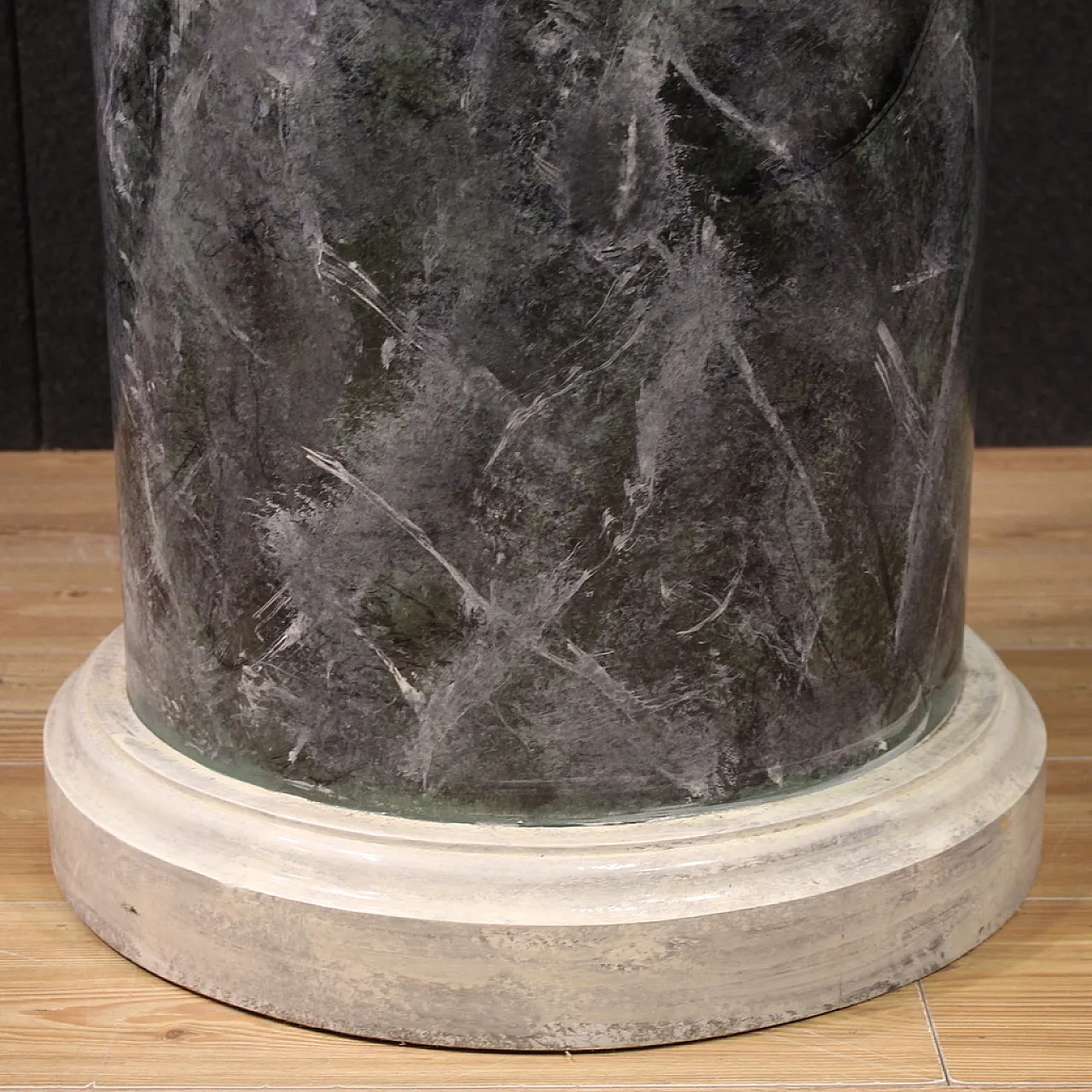 Italian lacquered and painted column of the twentieth century 4