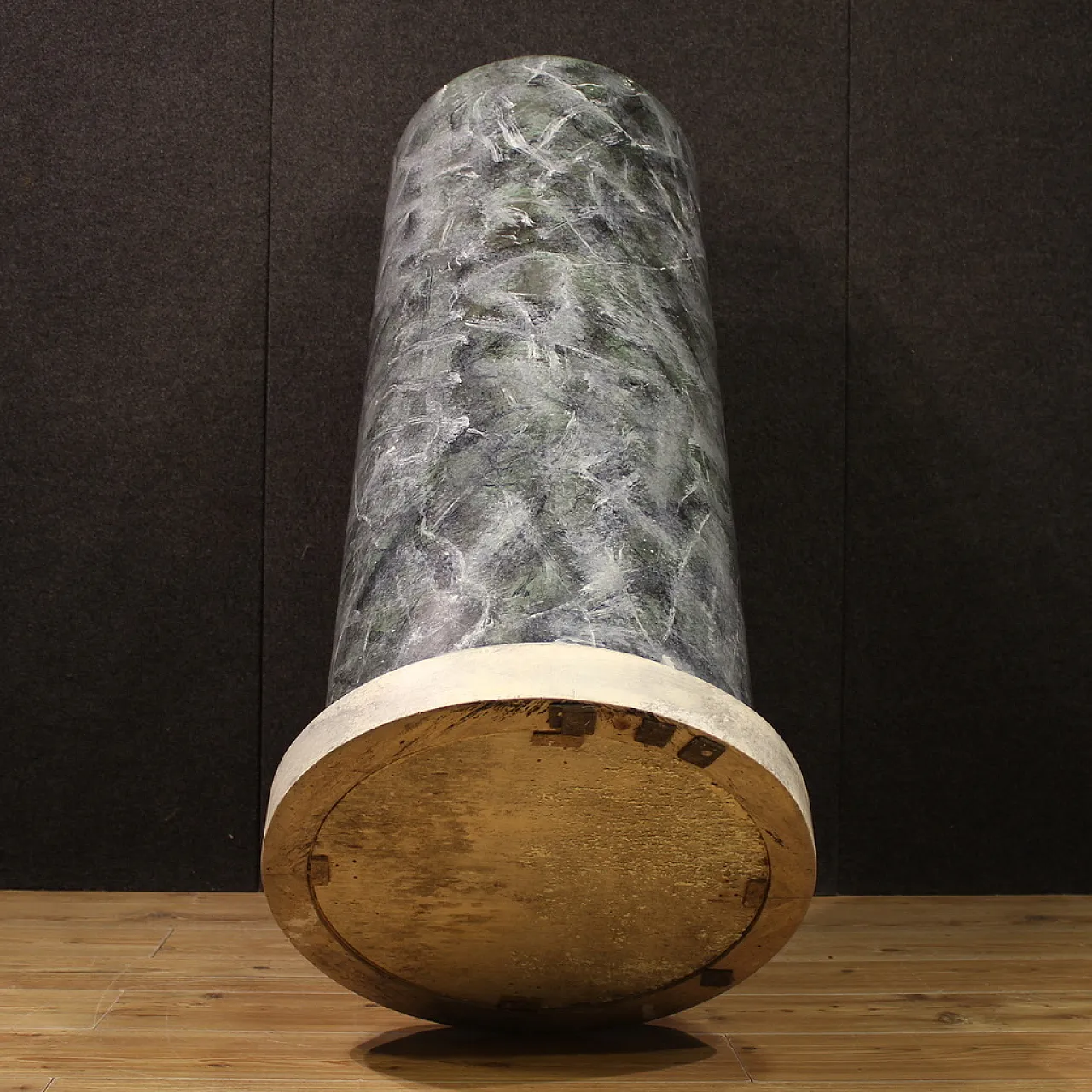 Italian lacquered and painted column of the twentieth century 12