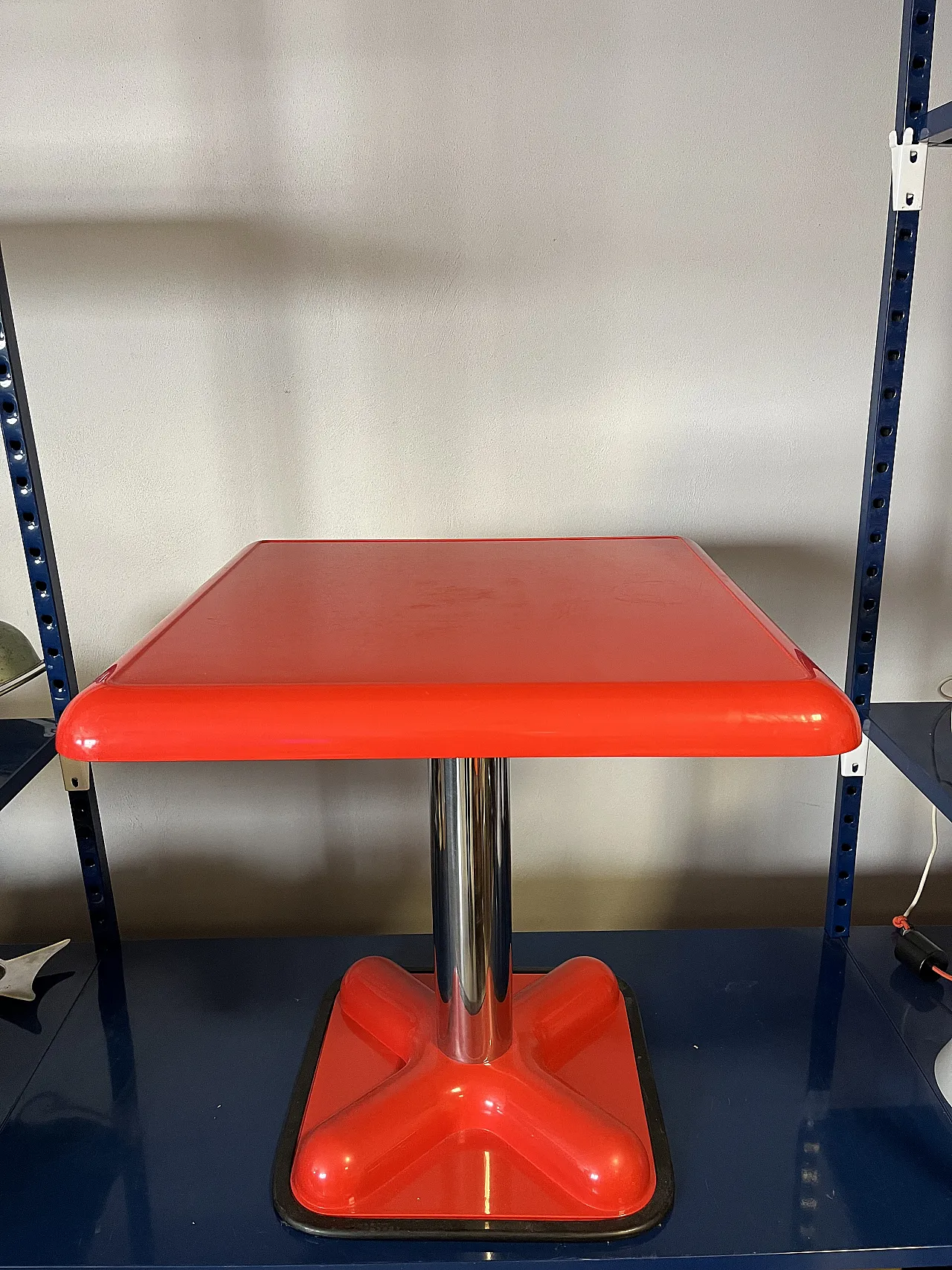 Tavolo bistro di Joe Colombo per Zanotta rosso, anni '80 1