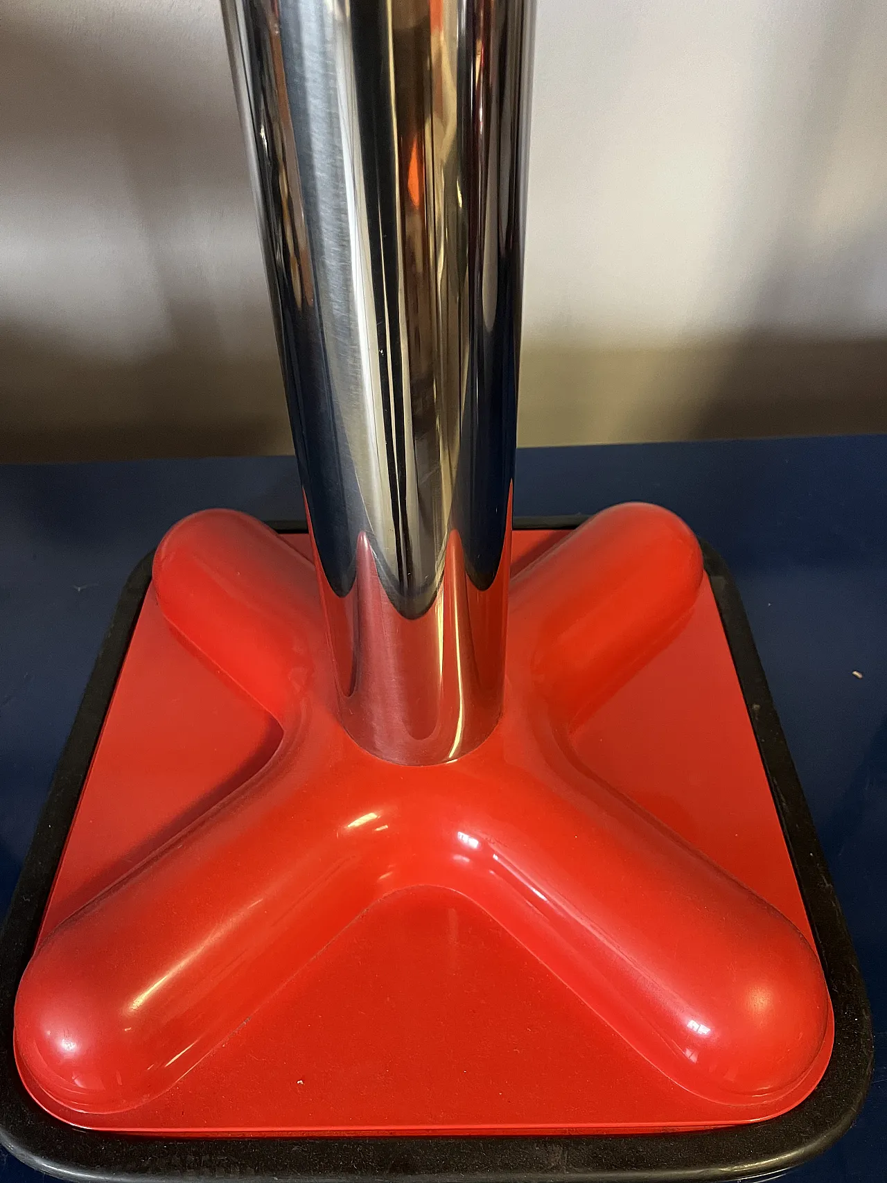 Tavolo bistro di Joe Colombo per Zanotta rosso, anni '80 3