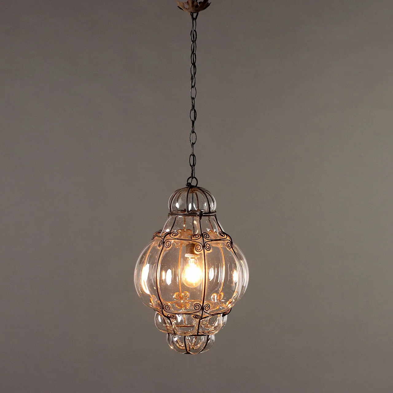 Lampadario in ferro battuto e vetro soffiato, '900 1