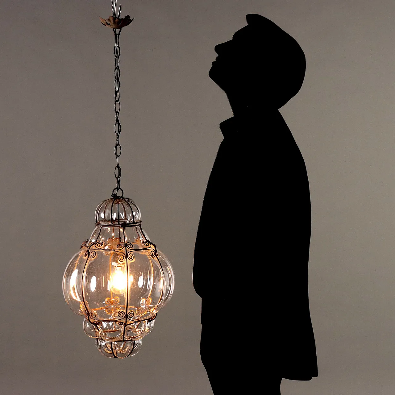 Lampadario in ferro battuto e vetro soffiato, '900 2