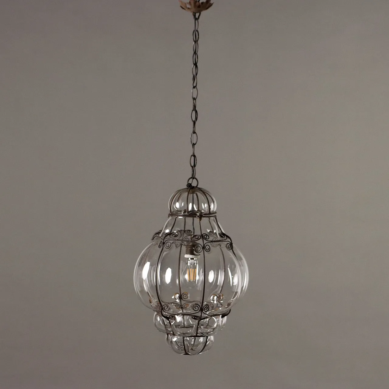 Lampadario in ferro battuto e vetro soffiato, '900 4