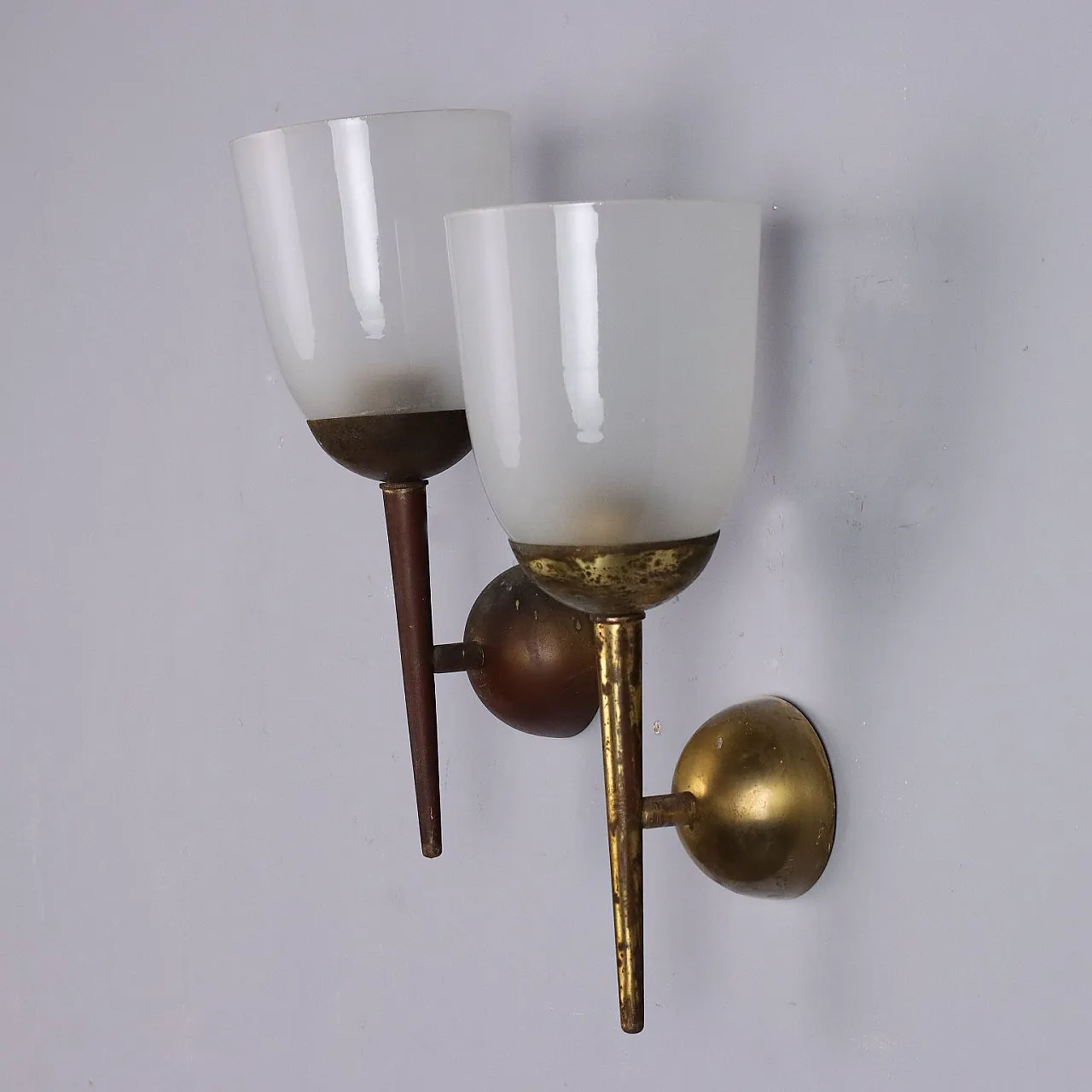 Coppia di applique in ottone e vetro, metà '900 3