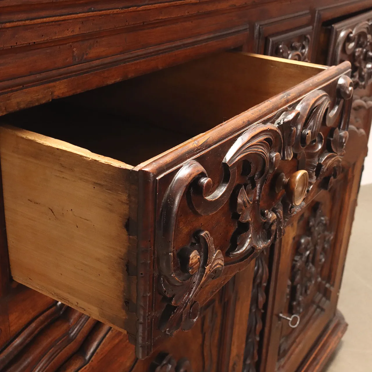Carved wooden sideboard with plate rack, last quarter 18th century 4