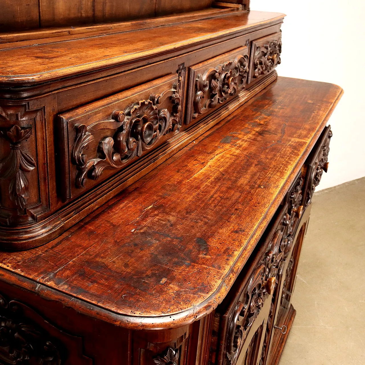 Carved wooden sideboard with plate rack, last quarter 18th century 5