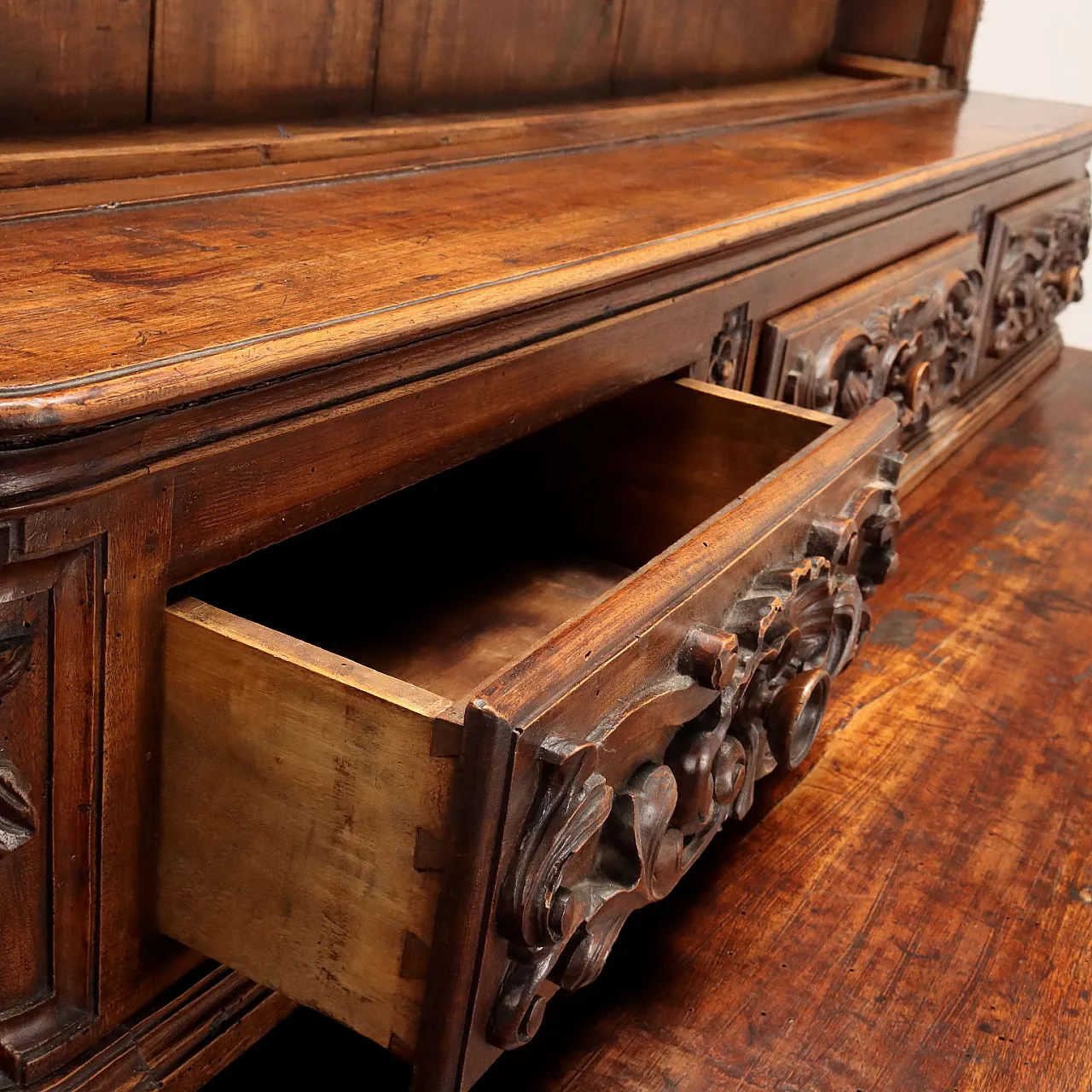 Carved wooden sideboard with plate rack, last quarter 18th century 6