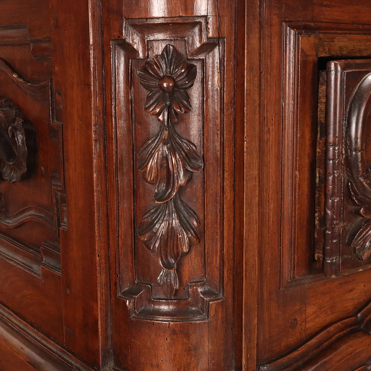 Carved wooden sideboard with plate rack, last quarter 18th century 7