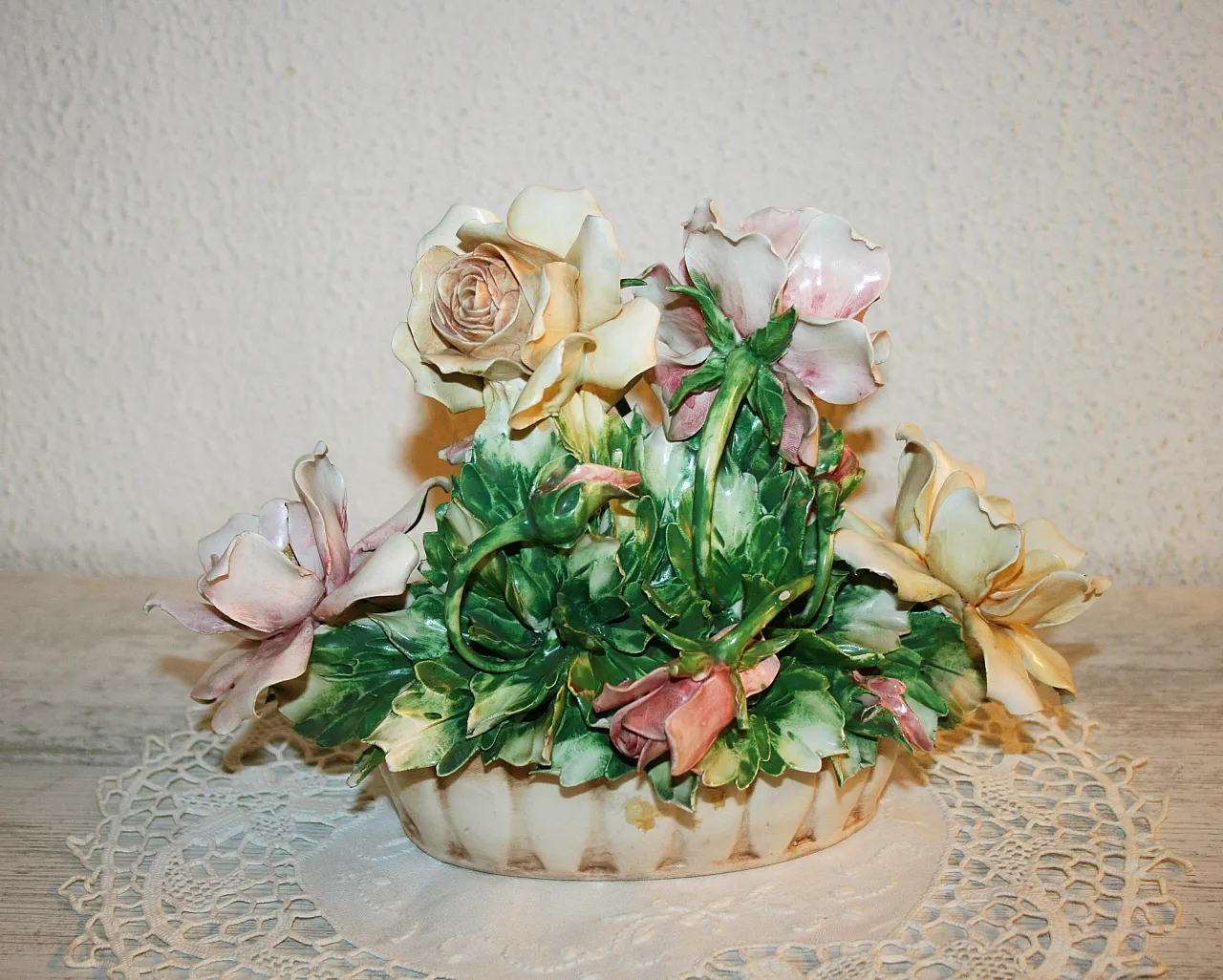 Centrotavola ovale Capodimonte con Rose, Visconti Mollica, anni '60 1