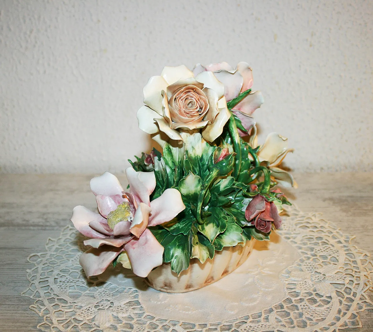 Centrotavola ovale Capodimonte con Rose, Visconti Mollica, anni '60 2