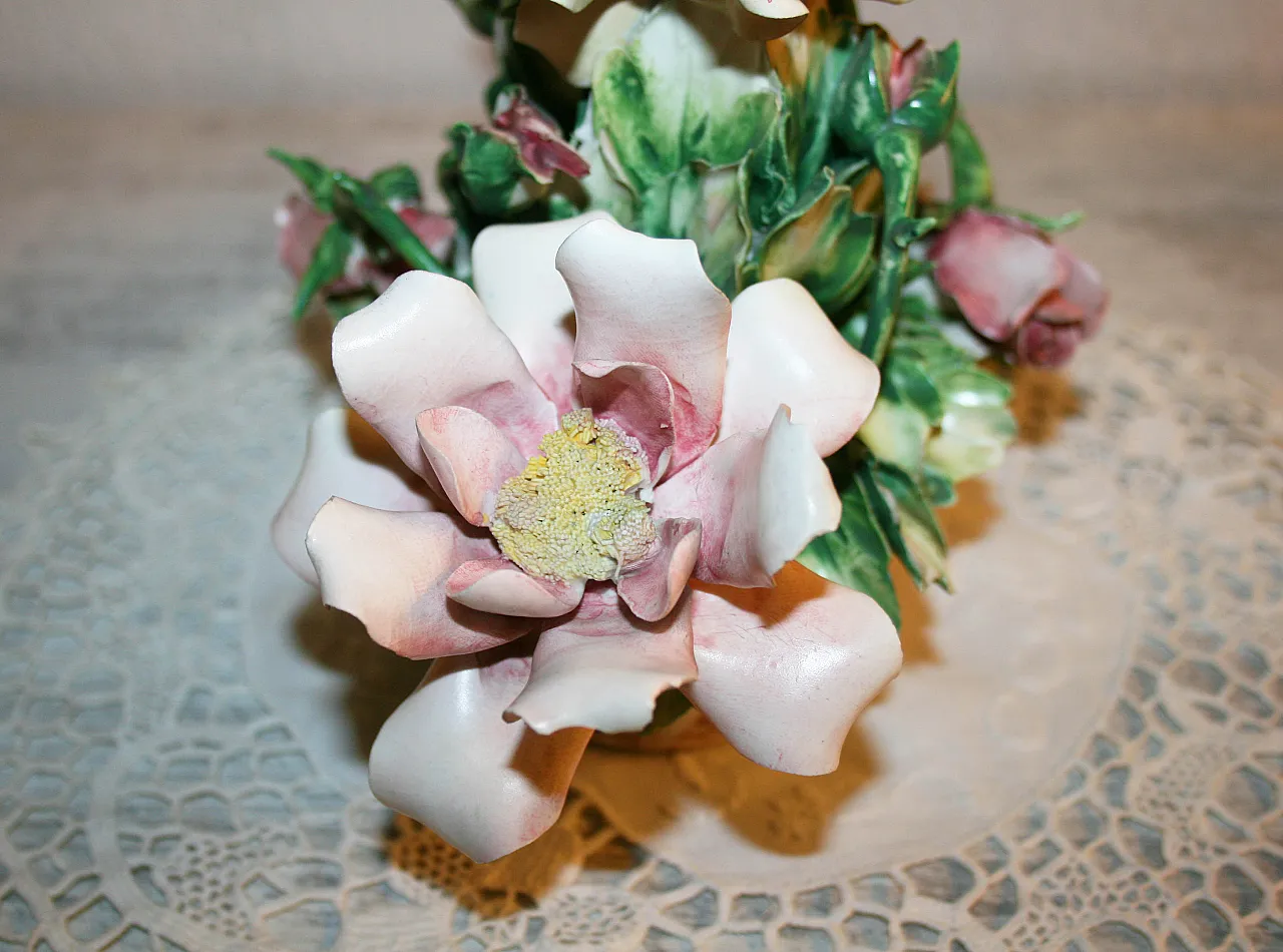 Centrotavola ovale Capodimonte con Rose, Visconti Mollica, anni '60 3