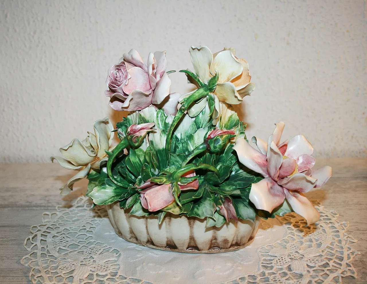 Centrotavola ovale Capodimonte con Rose, Visconti Mollica, anni '60 4