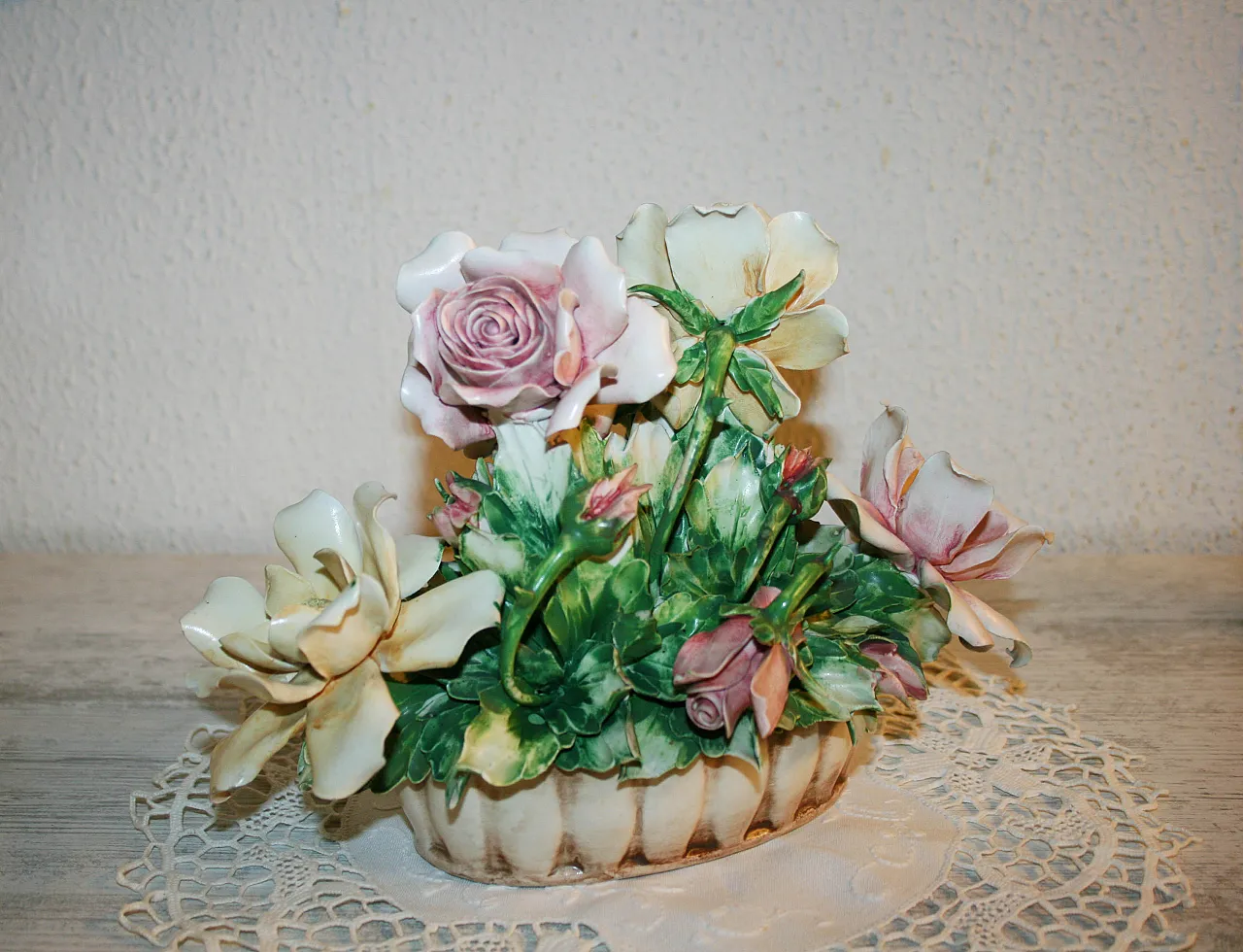 Centrotavola ovale Capodimonte con Rose, Visconti Mollica, anni '60 5